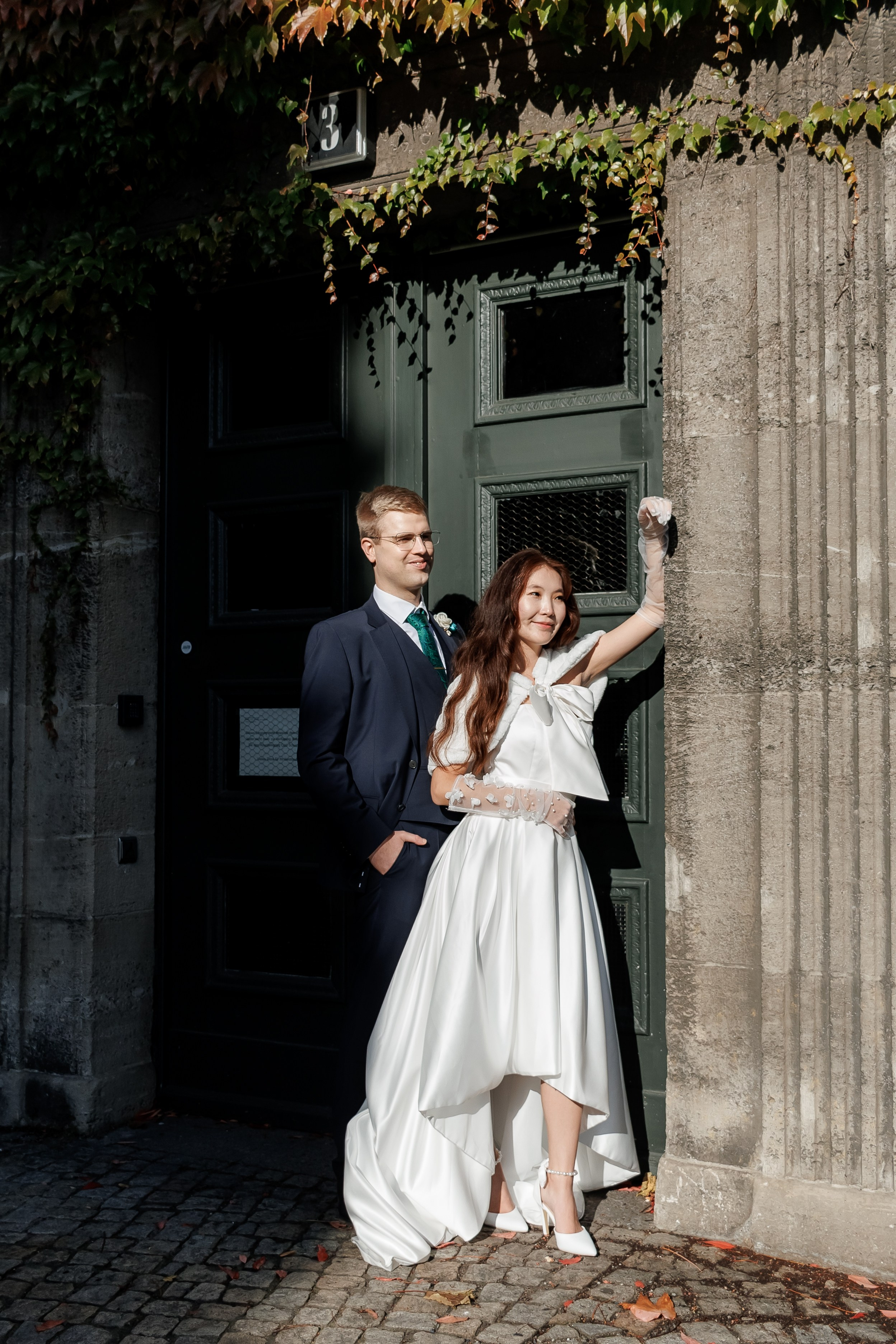 Eine intime Feier vor der großen Hochzeit: Solongo und Victor im Standesamt Spandau. Hochzeitsfotografie in Berlin Nataliia Schütze