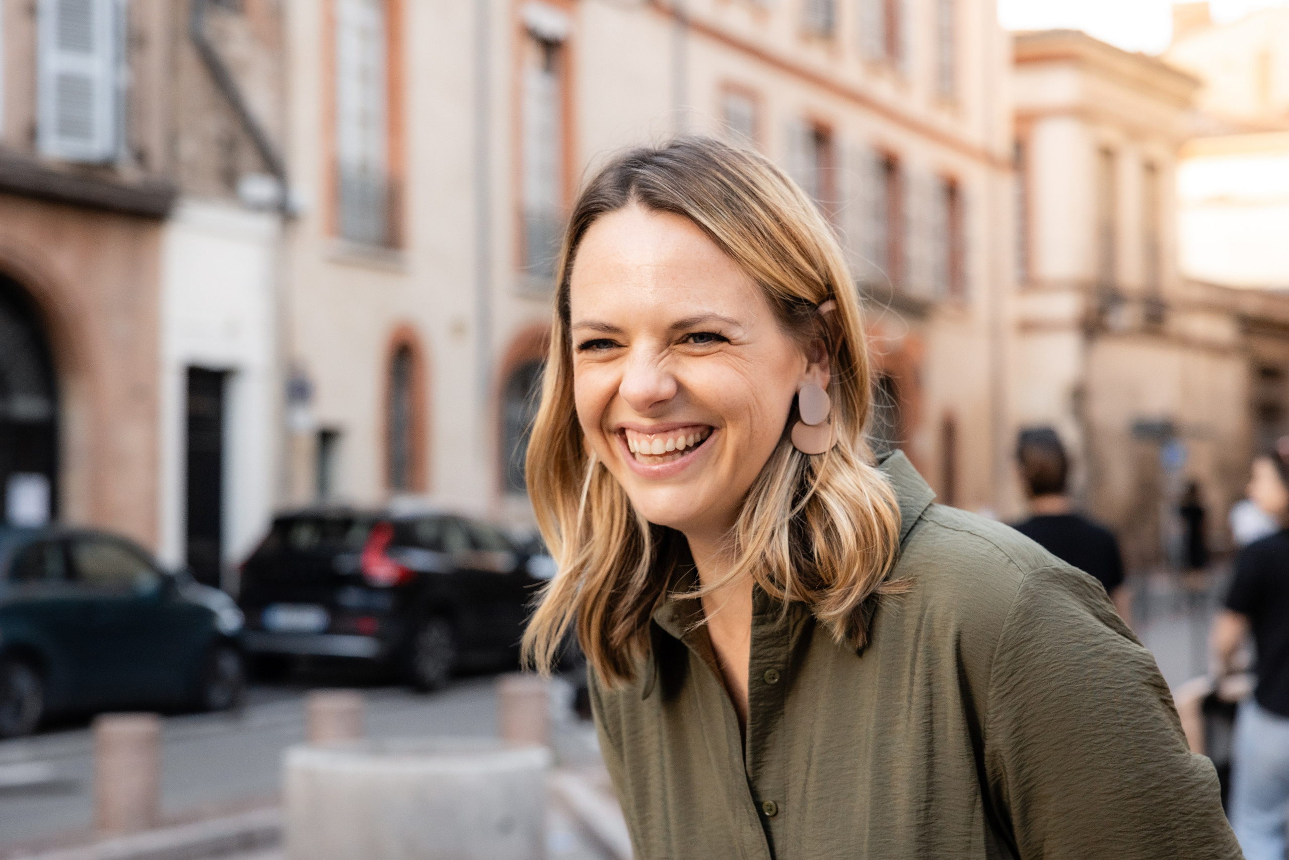 Photographie de famille lifestyle à Toulouse : une séance chaleureuse pour une famille expatriée. Eugénie Smirnova — photographe à Toulouse et dans le sud-ouest de la France