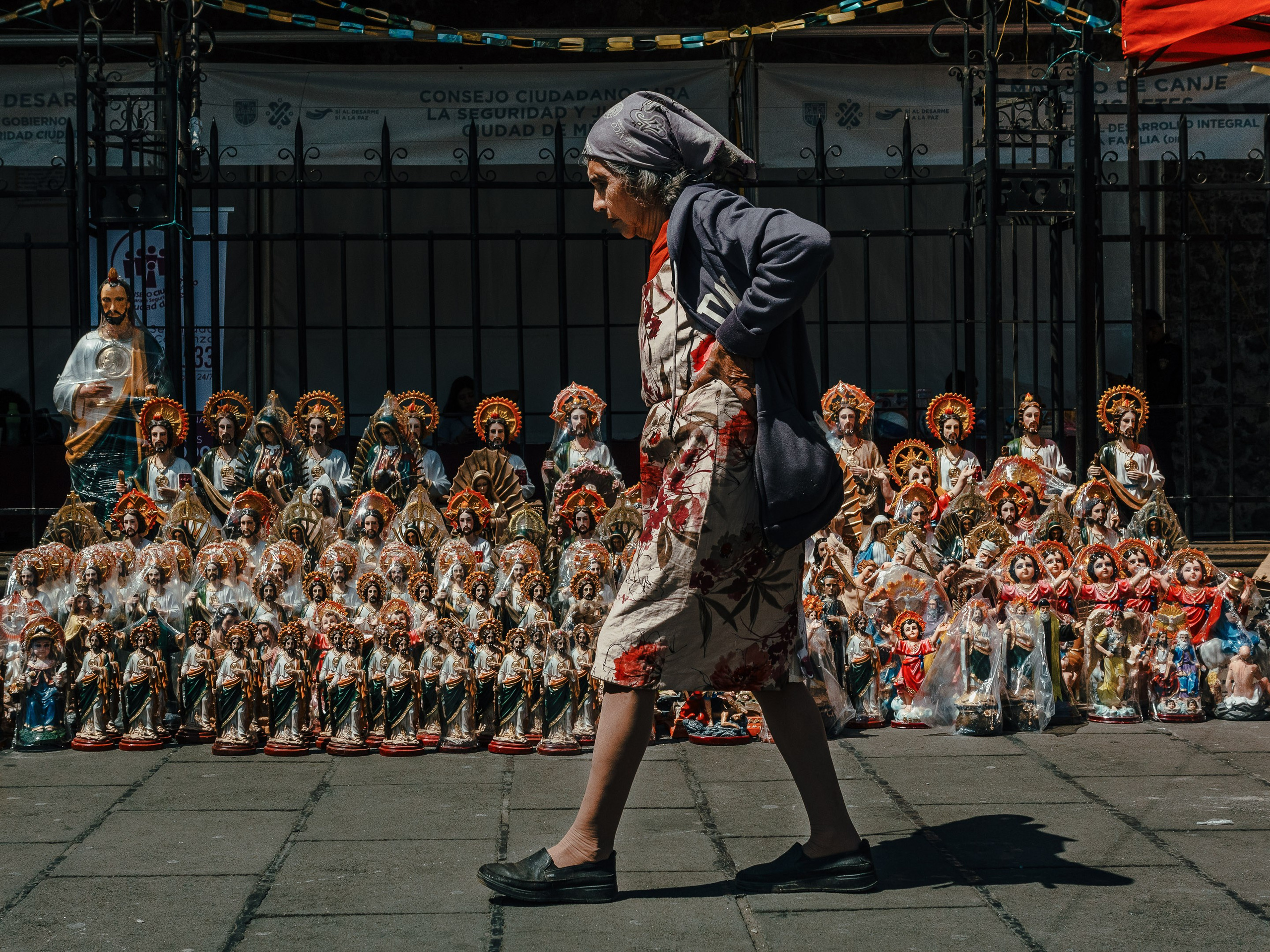 Celebration of St. Jude Thaddeus in the Church of St. Hippolytus and St. Cassian, Hidalgo, CDMX, Mexico. Federico Borobio, street and documentary photography.