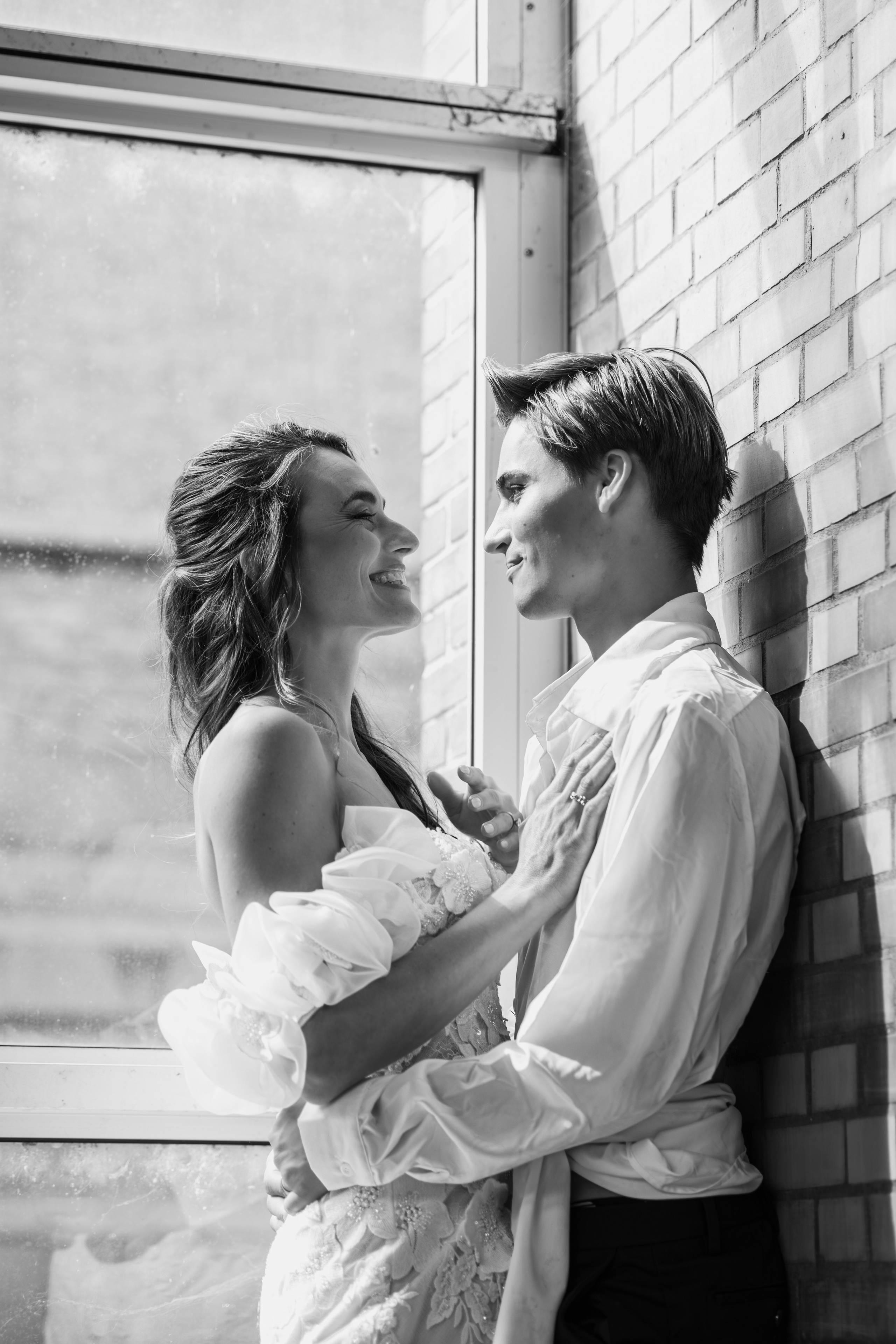 Romantische bruidsfoto met industriële charme tijdens styled wedding shoot - Kapture Fotografie