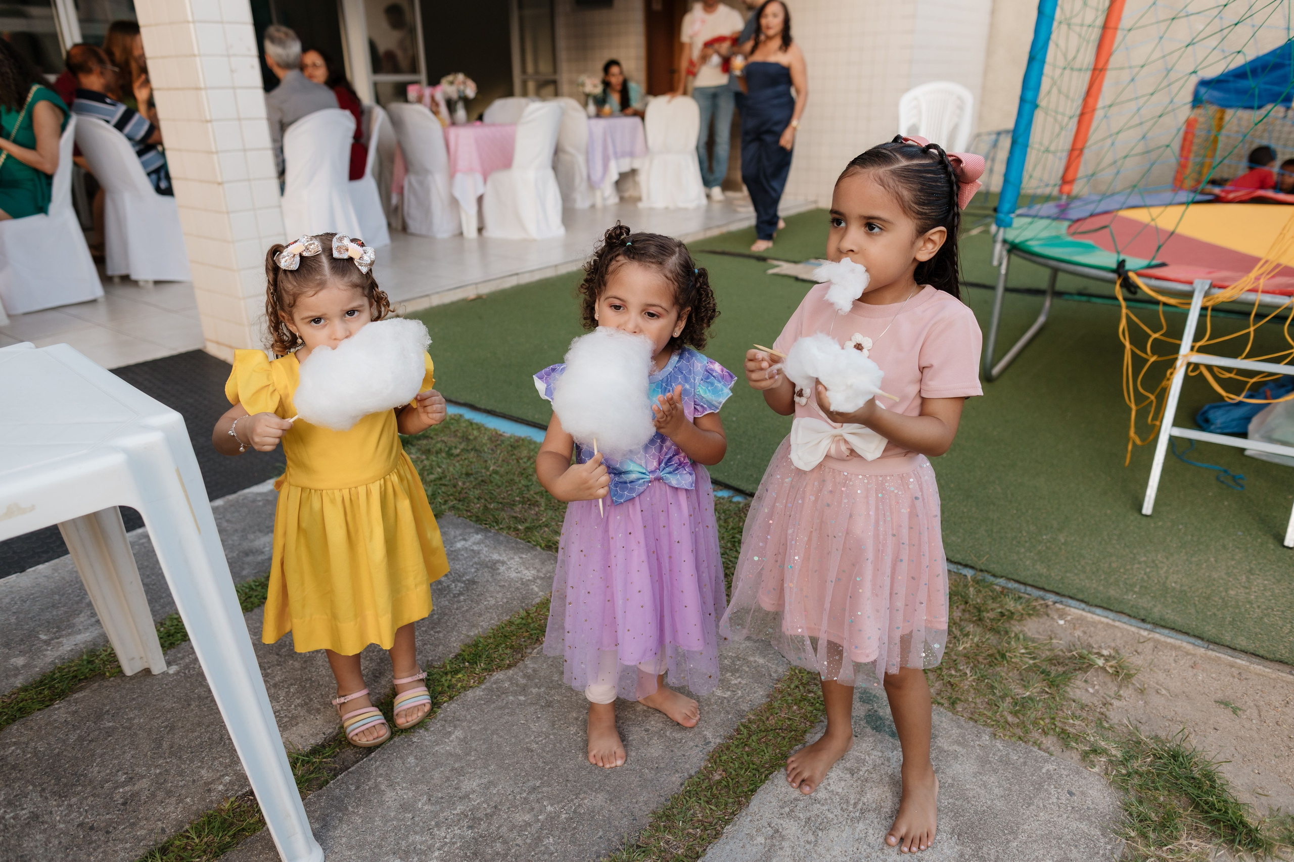 Crianças com algodão doce em festa infantil