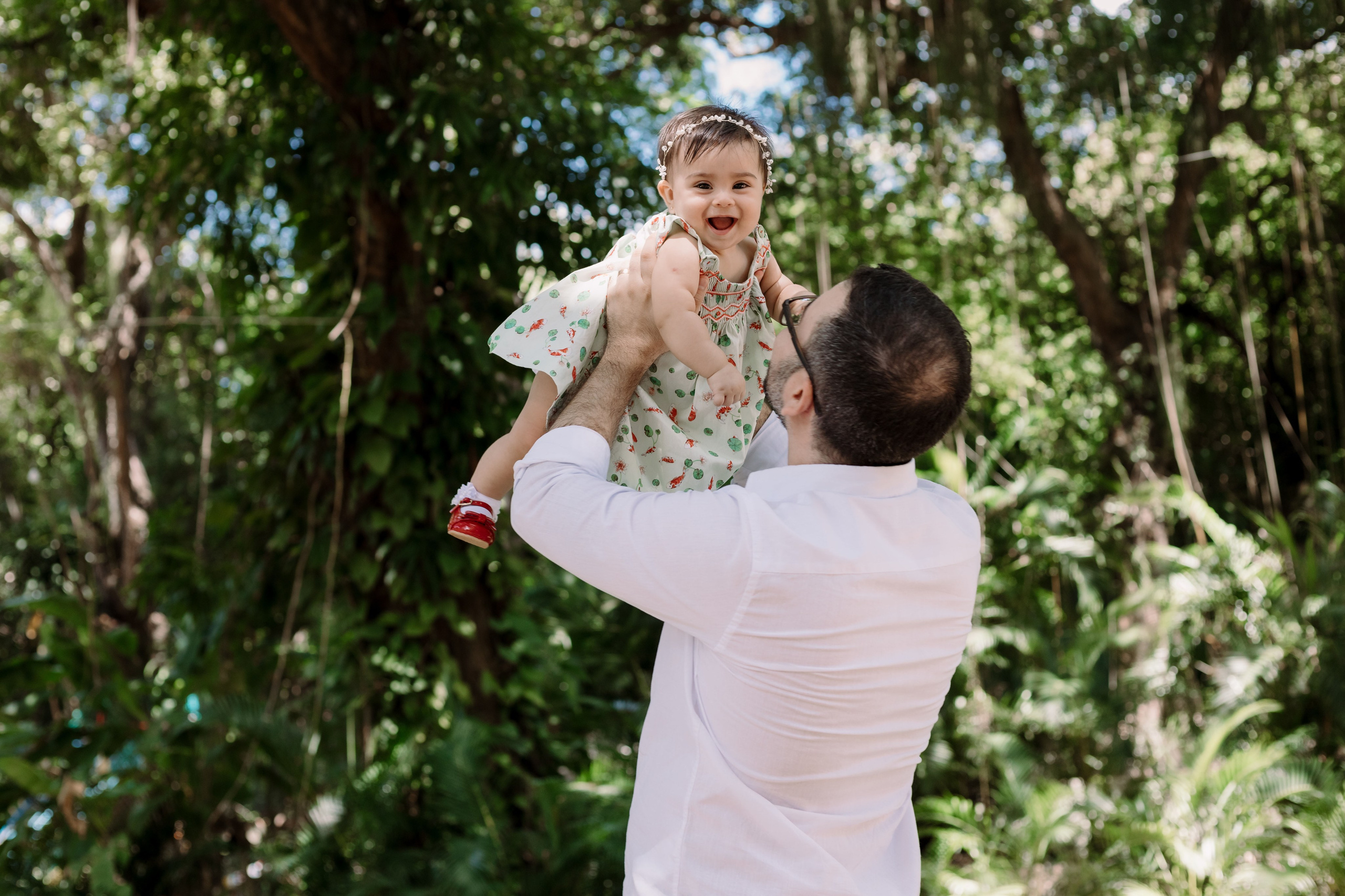 Pai com a bebê em momento tranquilo ao ar livre