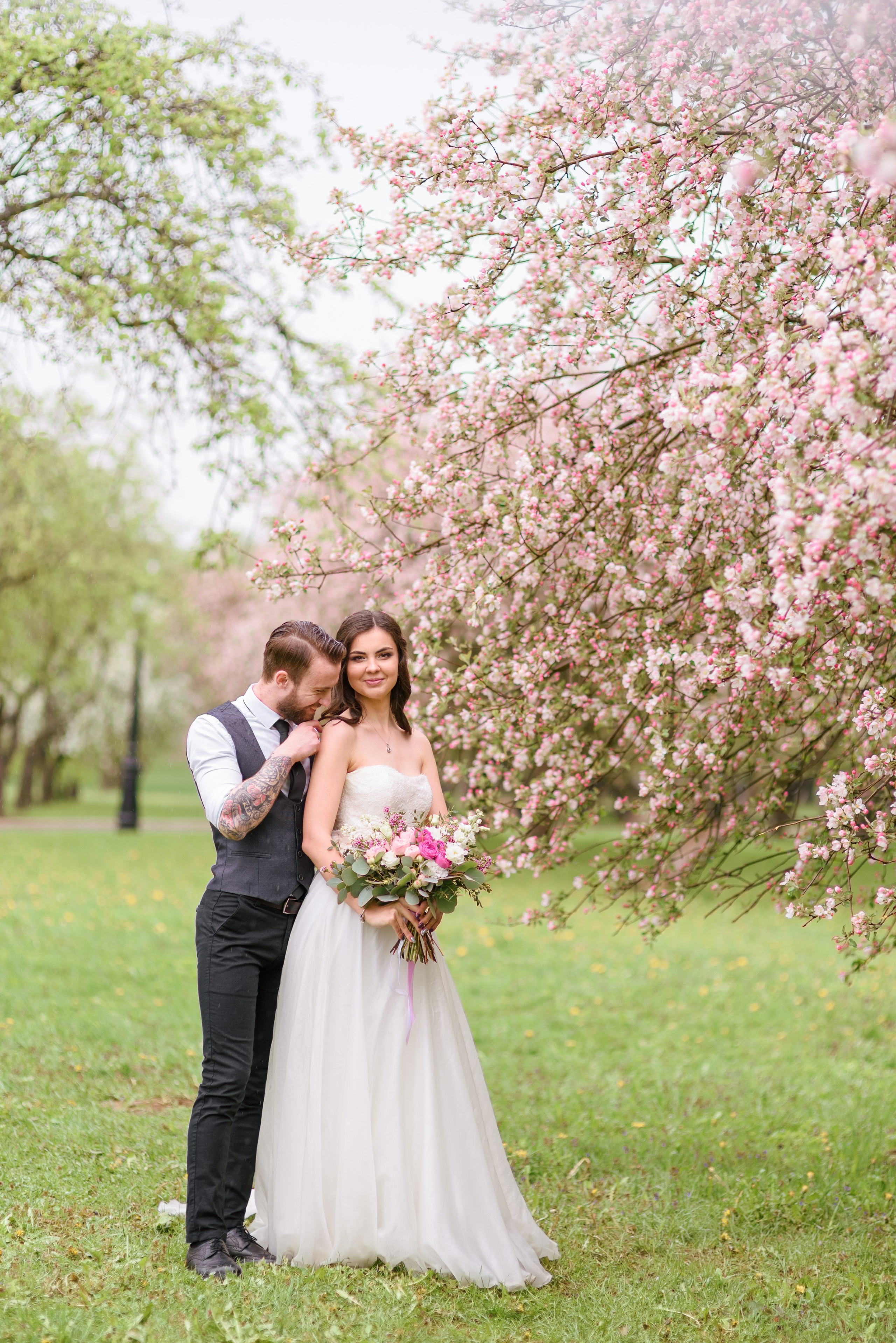 Свадебная прогулка в цветущем саду. Семейный фотограф и фотограф новорожденных в Вильнюсе Ирина Беленкевич
