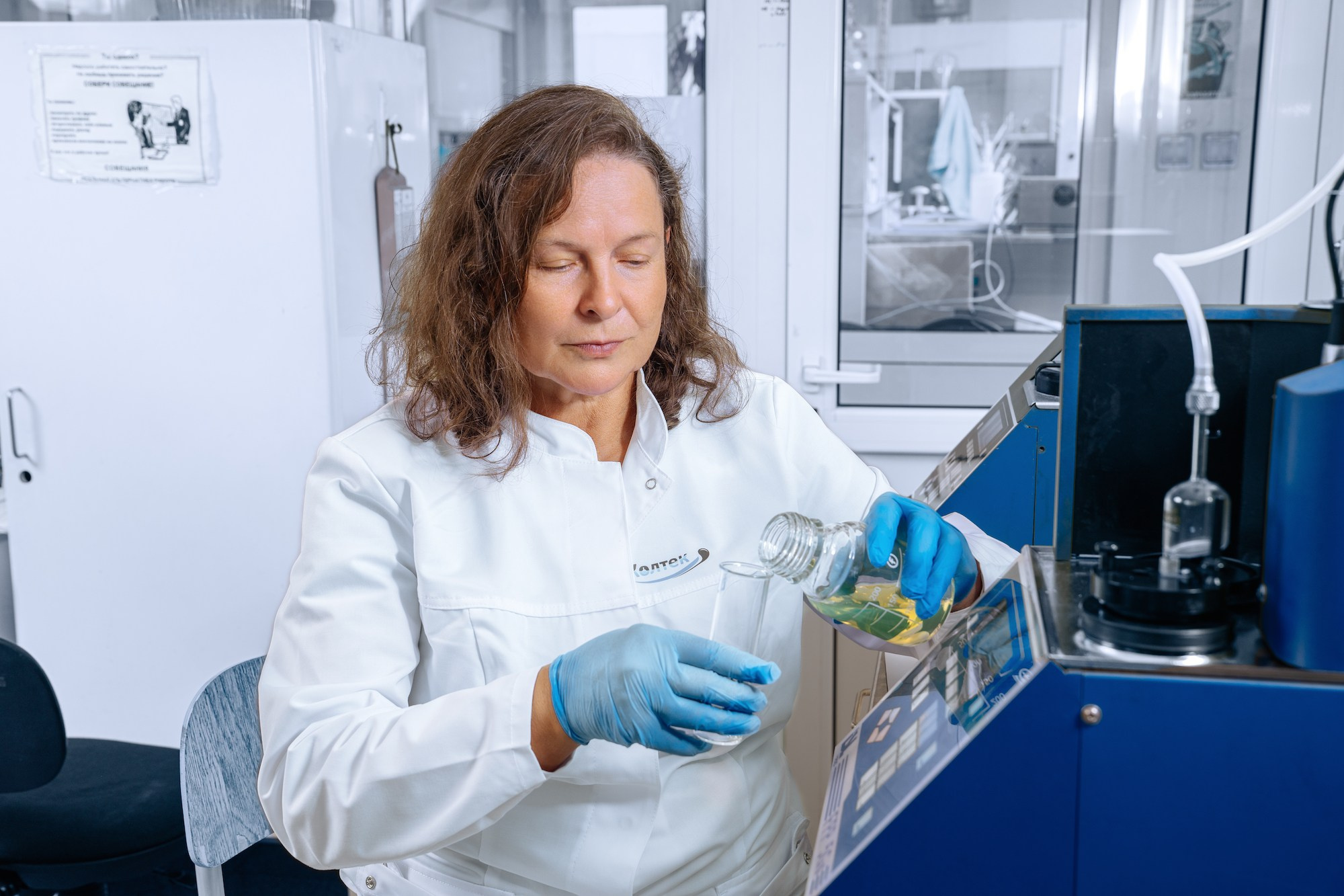 Профессиональная фотосъёмка сотрудника химической лаборатории в Москве — деловой портрет в рабочей среде