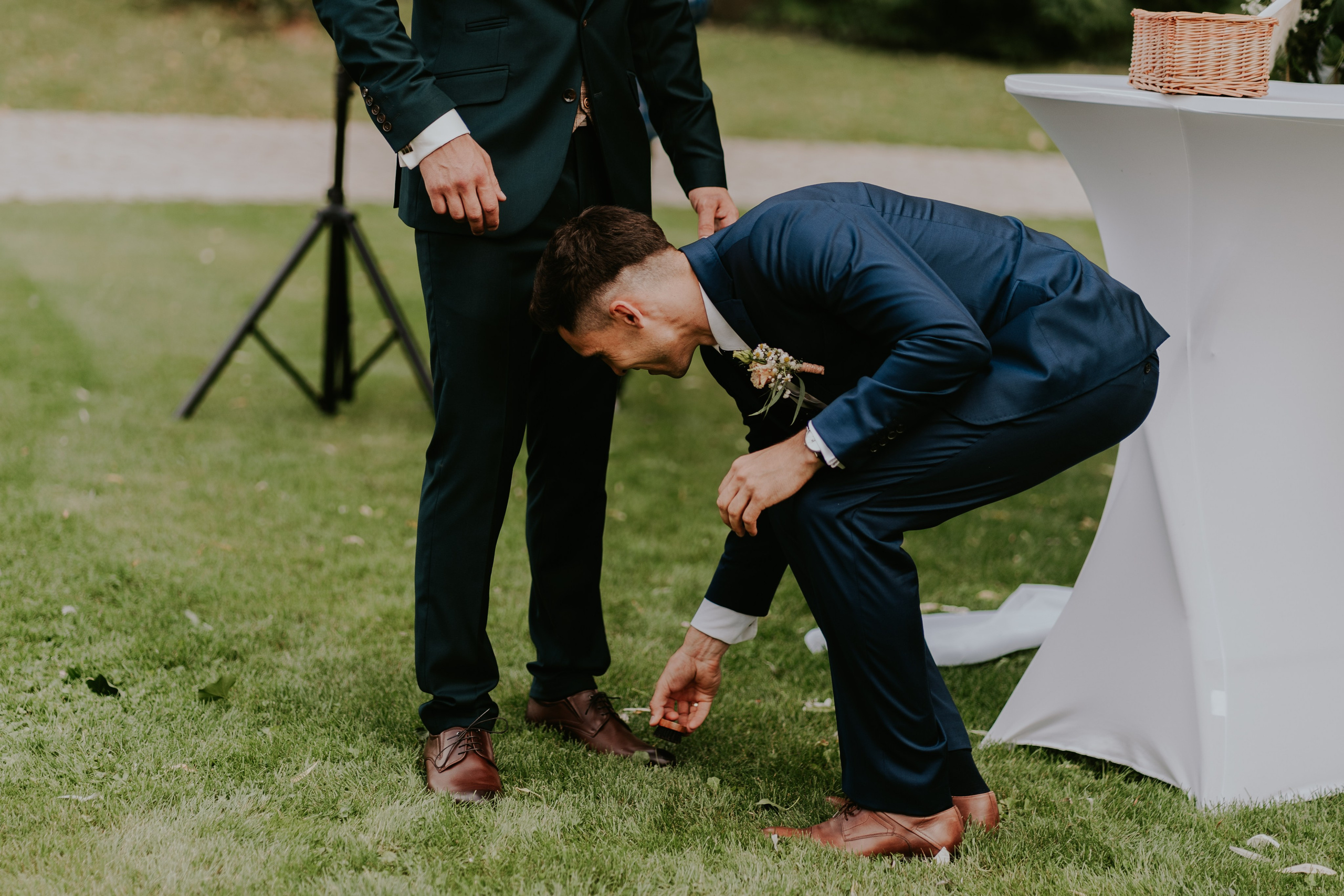 Dwór Wierzbno: plenerowy ślub pod wierzbą. Karkowskafoto - fotografia miłości