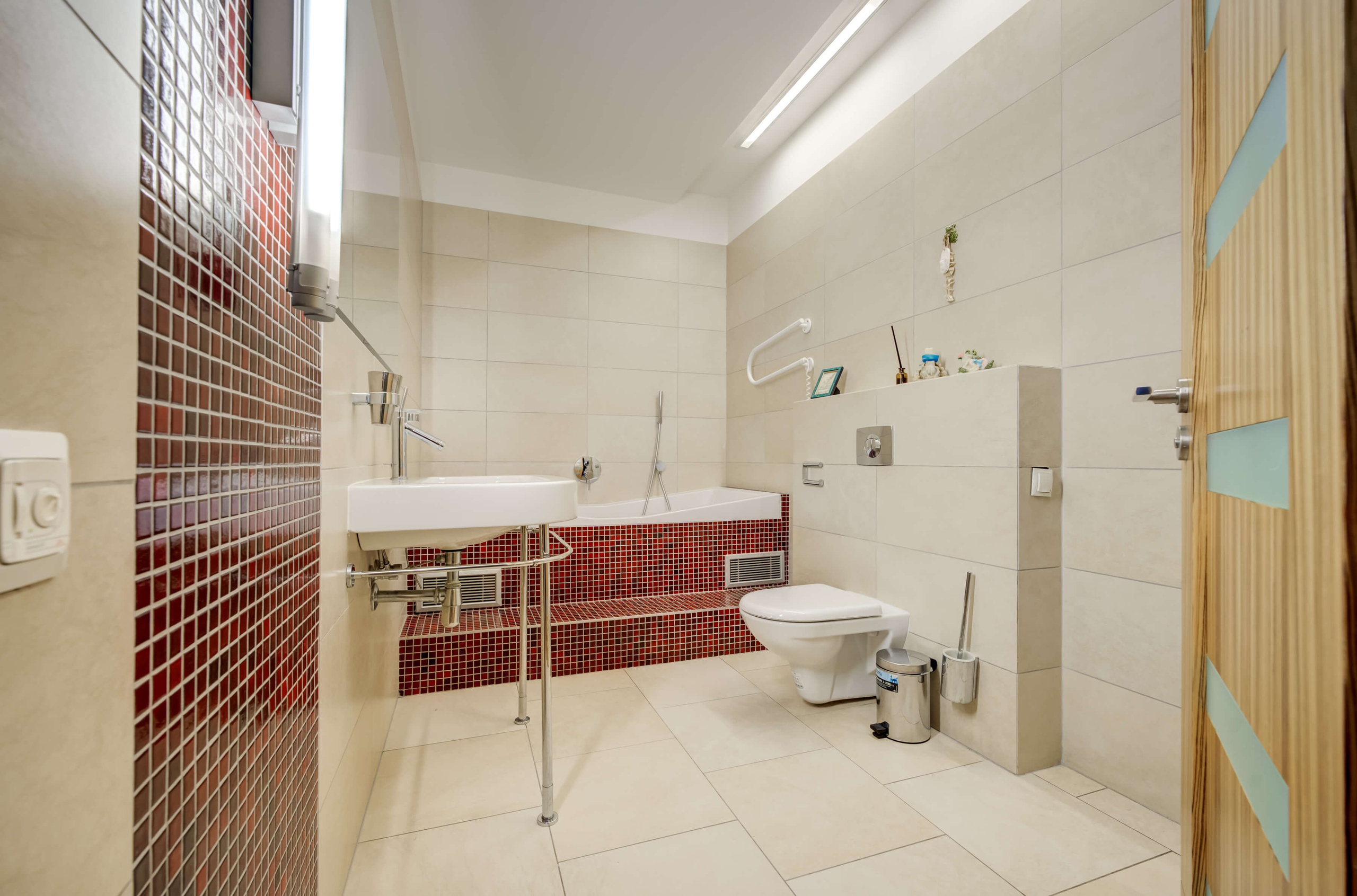 Moderni vonios kambarys su dizainerio apdaila 4 kambarių bute Vilniuje – prabangus ir funkcionalus