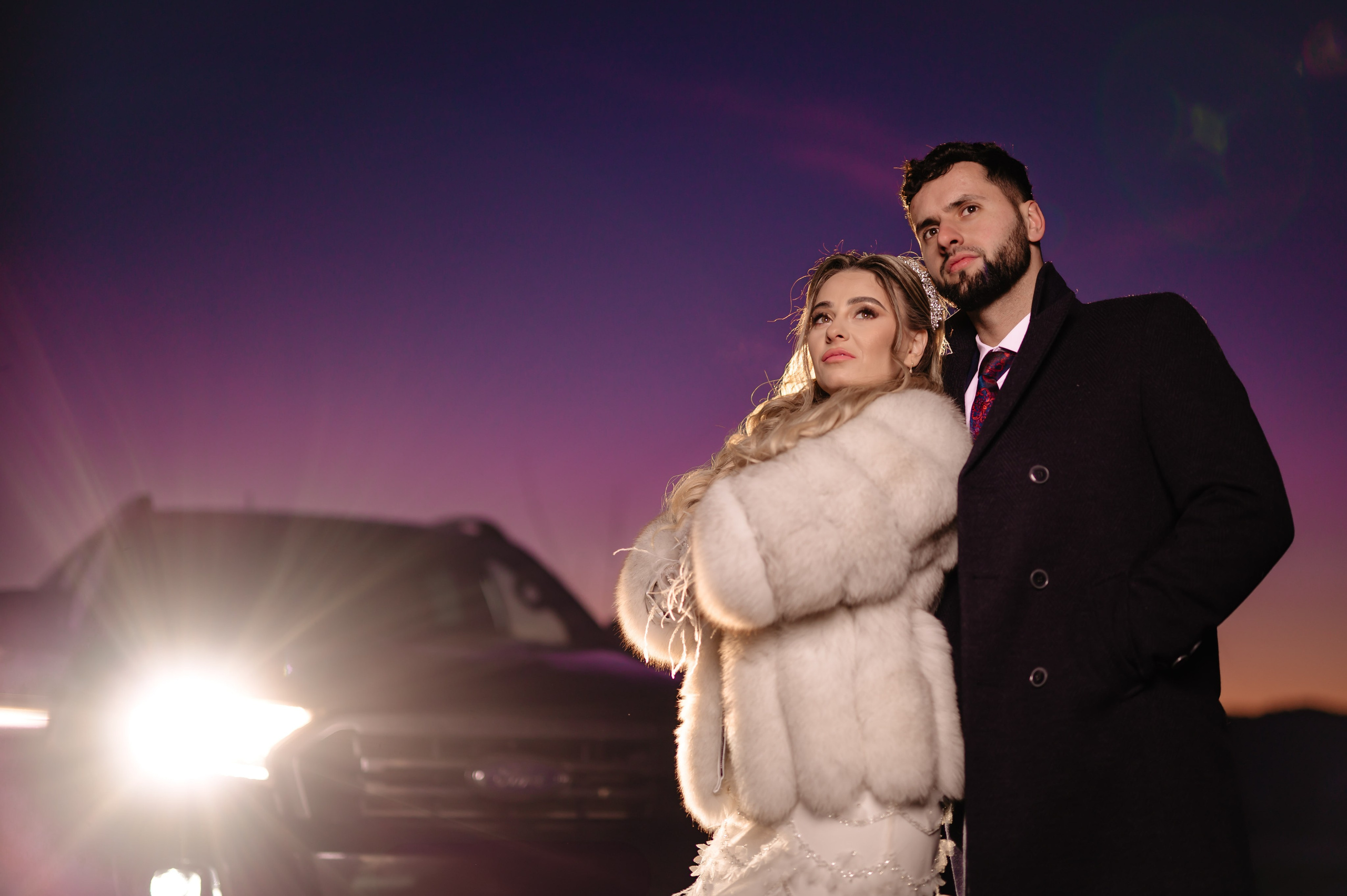 Regal și atemporal — iubirea lor strălucește mai tare decât farurile din spate.Un apus, doi îndrăgostiți și un început de poveste fără sfârșit.Ei împotriva lumii — eleganță, pasiune și un cer care le ține isonul.Stil, atitudine și iubire — dragostea lor luminează și cea mai întunecată noapte.O dragoste atât de puternică încât până și apusul pare că aplaudă.