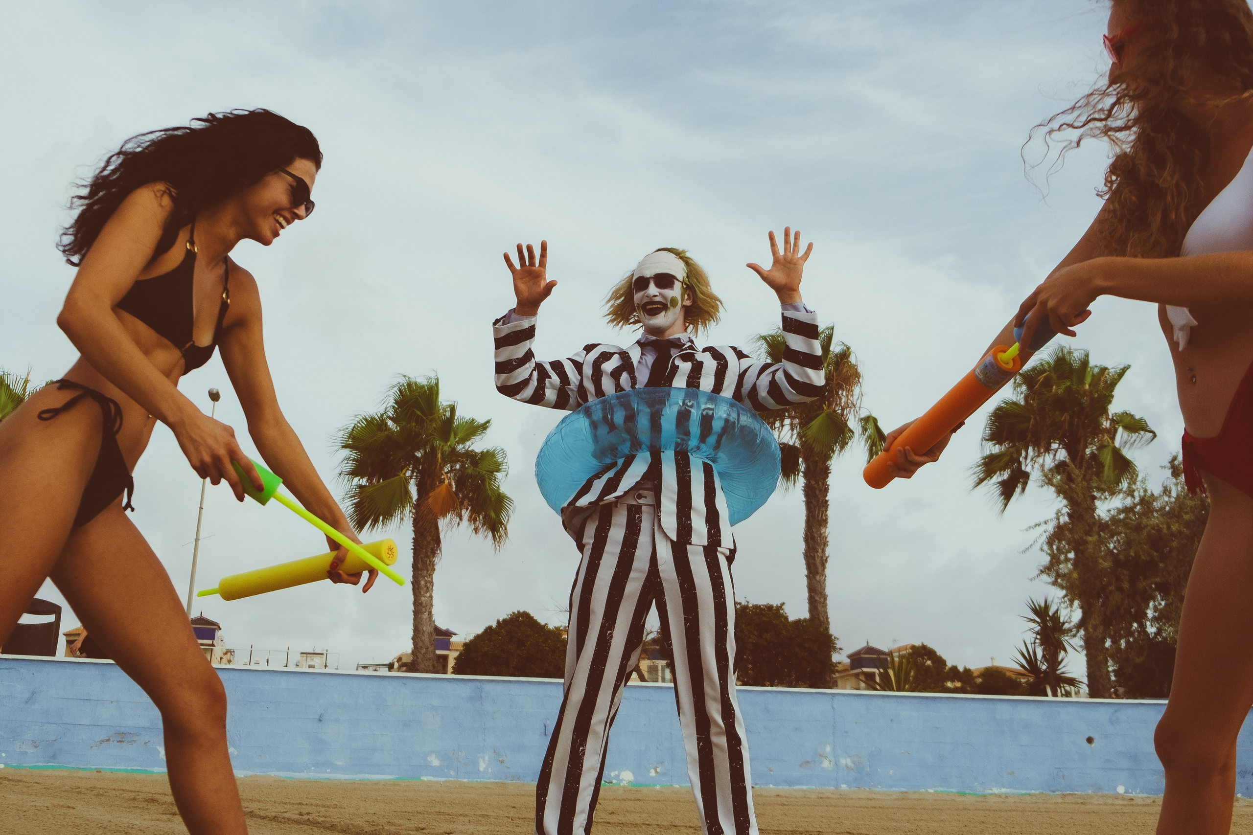 Beetlejuice на море: Экспериментальная фотосессия с цирковыми артистами — Фотограф Андрей Луковников