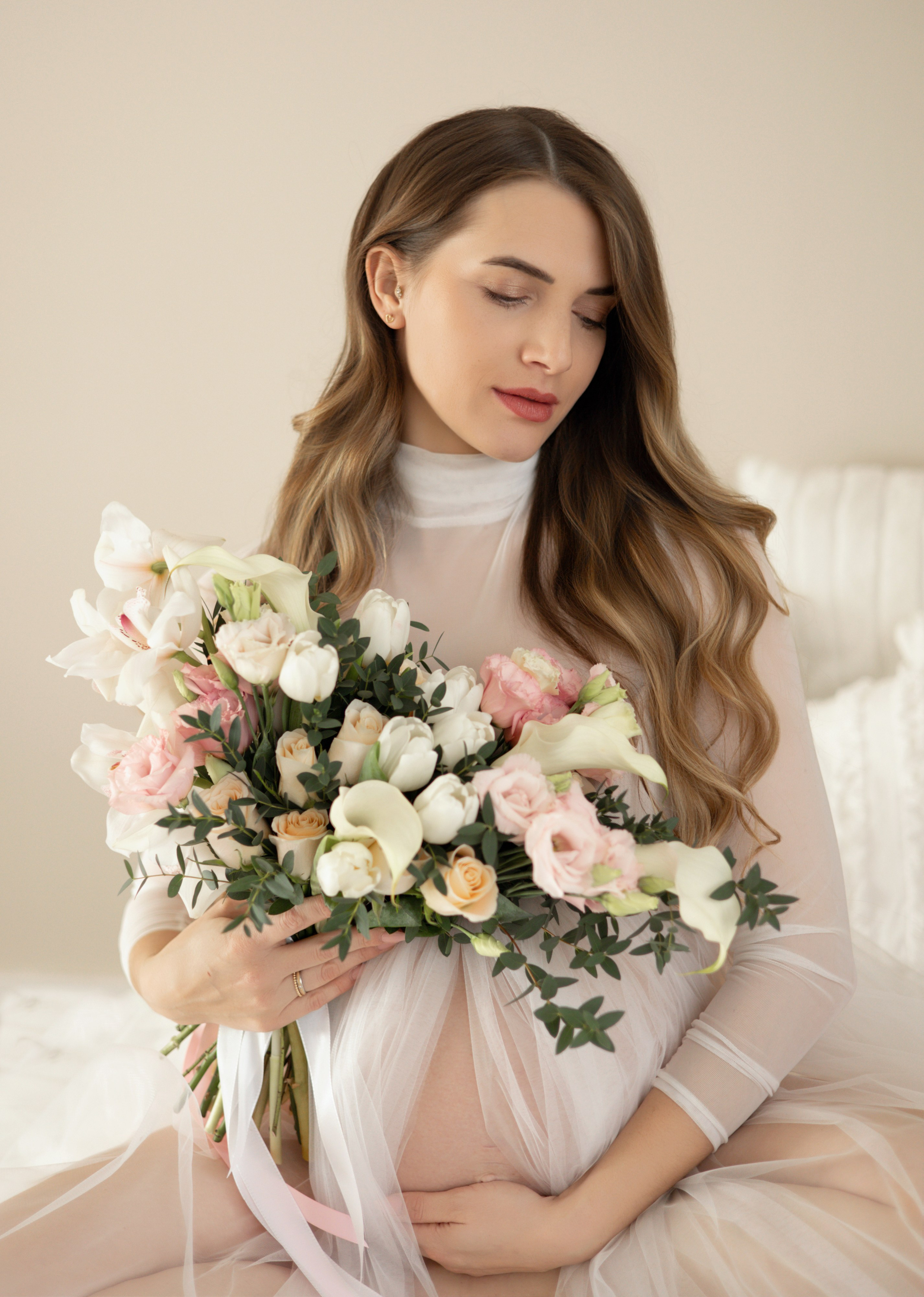 Schwangerschaftsfoto mit Blumenarrangement auf dem Babybauch – kreative Fotografie in Hagen.