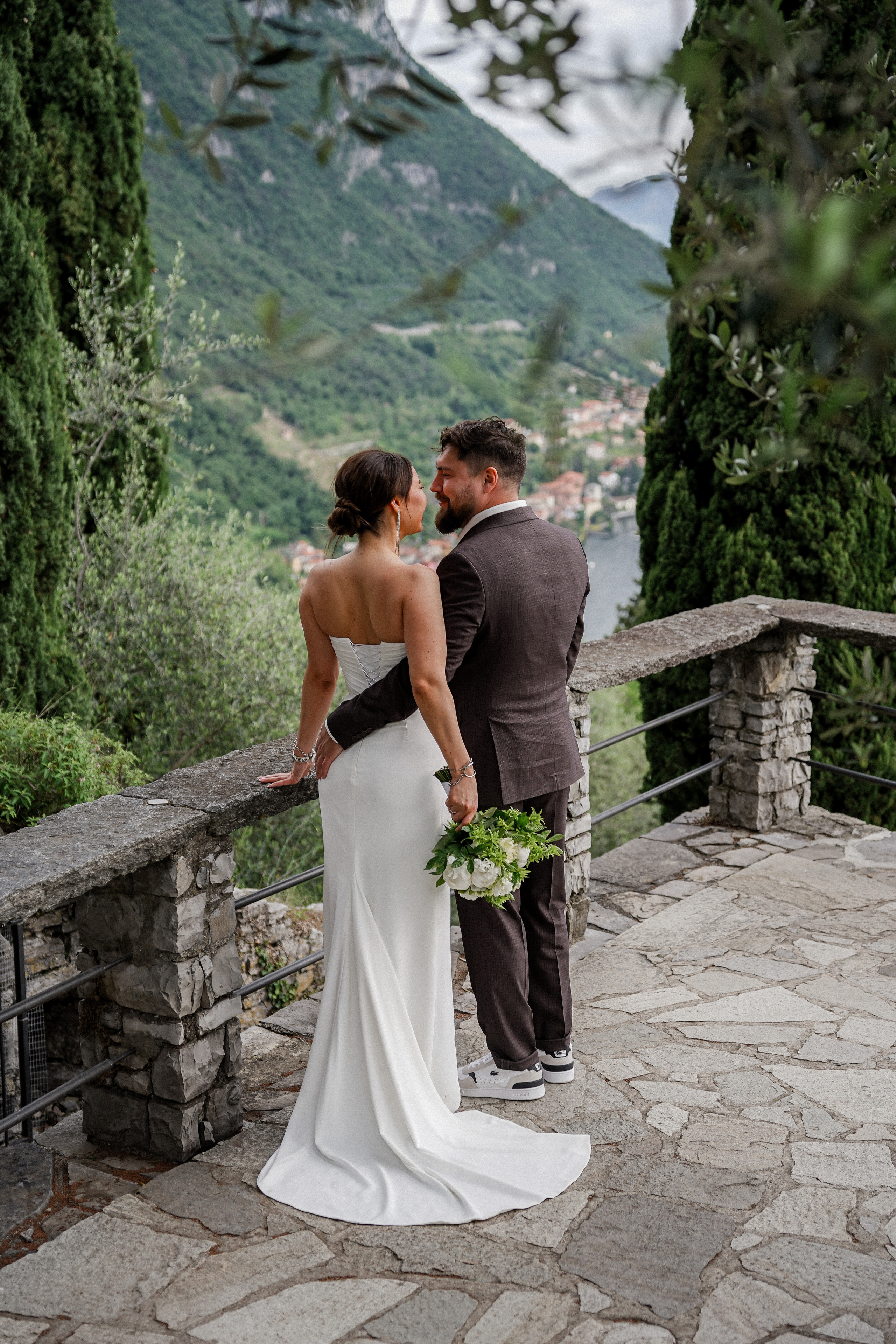 Свадебная фотосессия на озере Комо с прекрасным видом. Фотограф в Милане, Лекко и Комо. Фотопрогулки и фотосессии