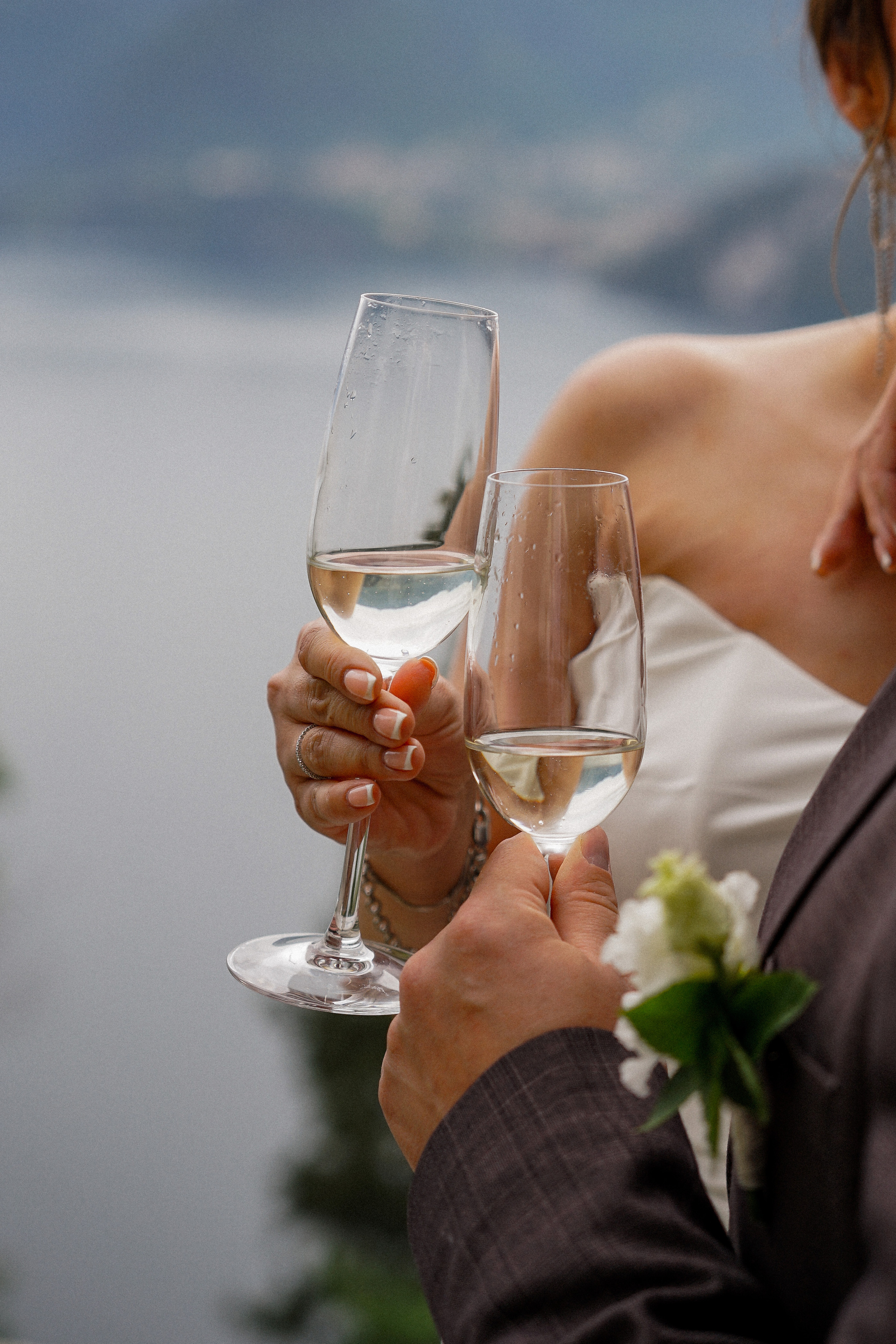 Свадебная фотосессия на озере Комо с прекрасным видом. Фотограф в Милане, Лекко и Комо. Фотопрогулки и фотосессии