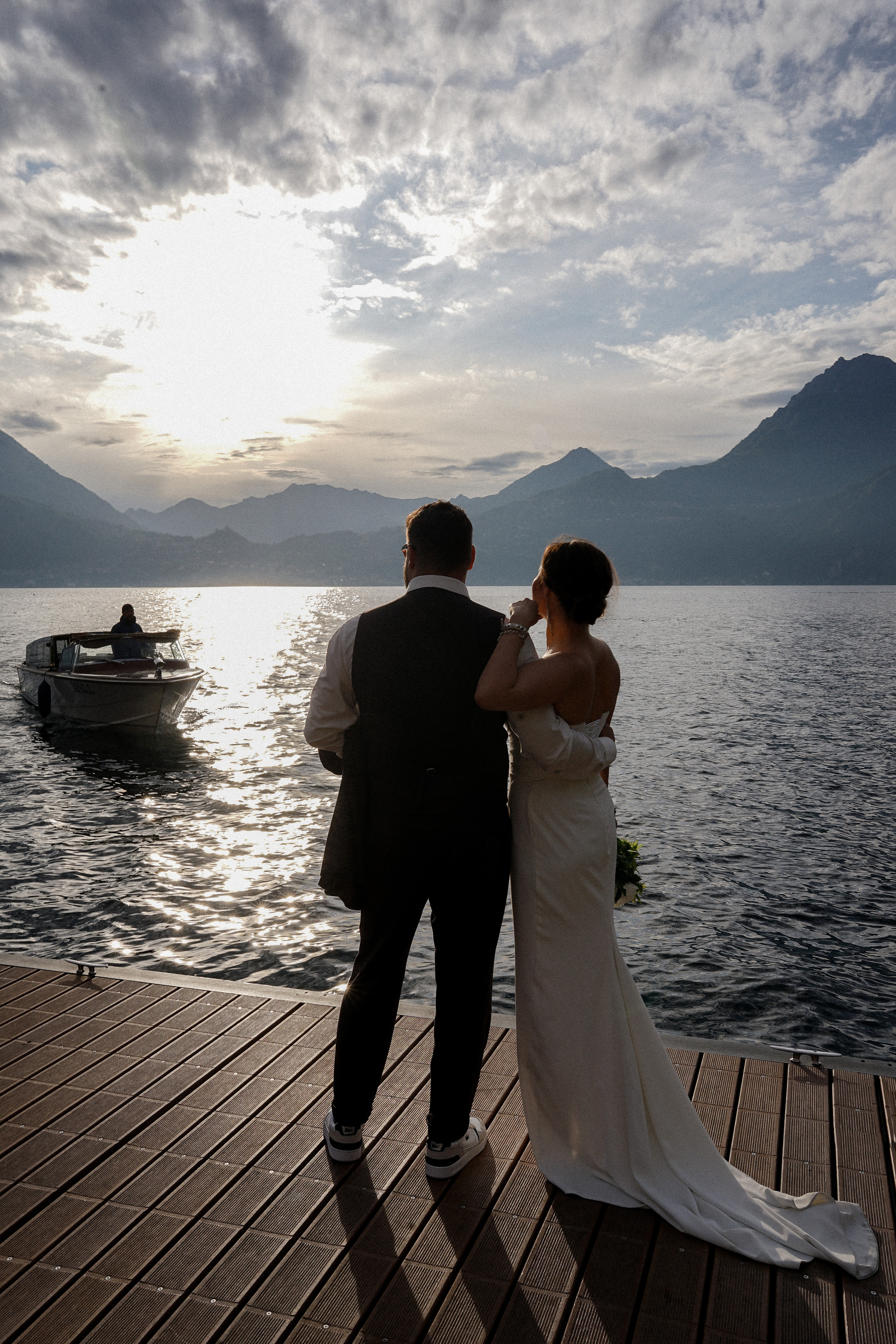 Свадебная фотосессия на озере Комо с прекрасным видом. Фотограф в Милане, Лекко и Комо. Фотопрогулки и фотосессии