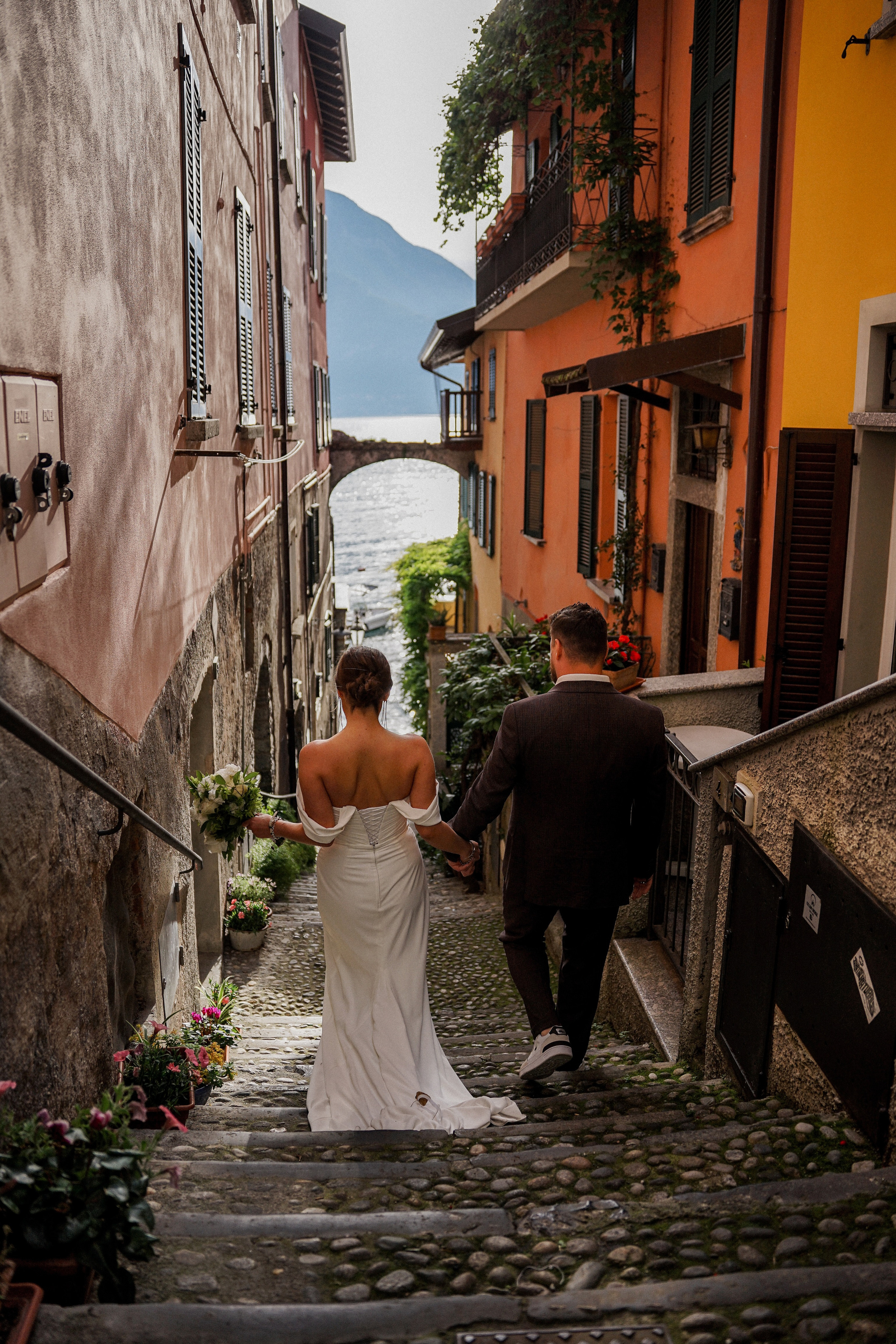 Свадебная фотосессия на озере Комо с прекрасным видом. Фотограф в Милане, Лекко и Комо. Фотопрогулки и фотосессии
