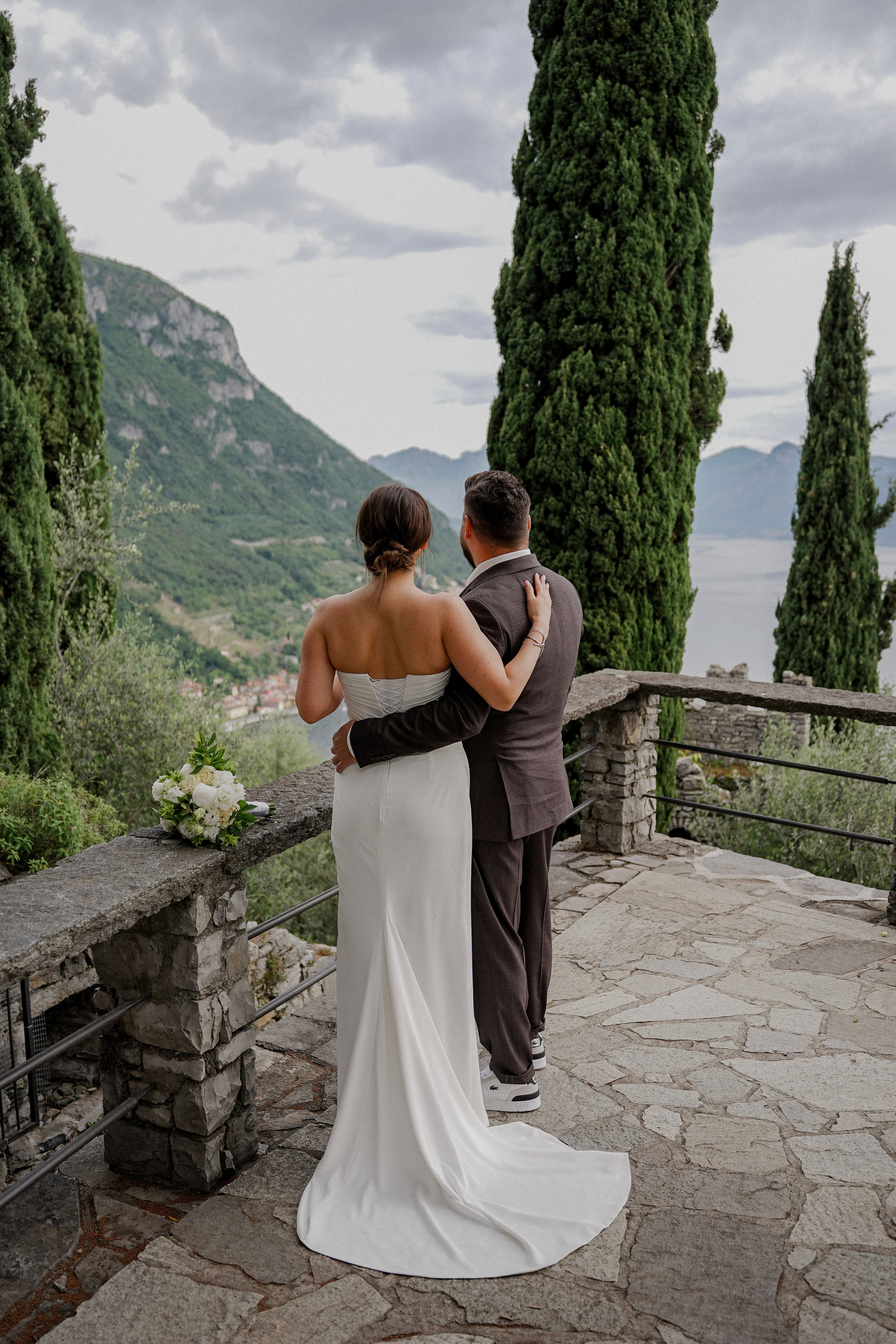 Свадебная фотосессия на озере Комо с прекрасным видом. Фотограф в Милане, Лекко и Комо. Фотопрогулки и фотосессии