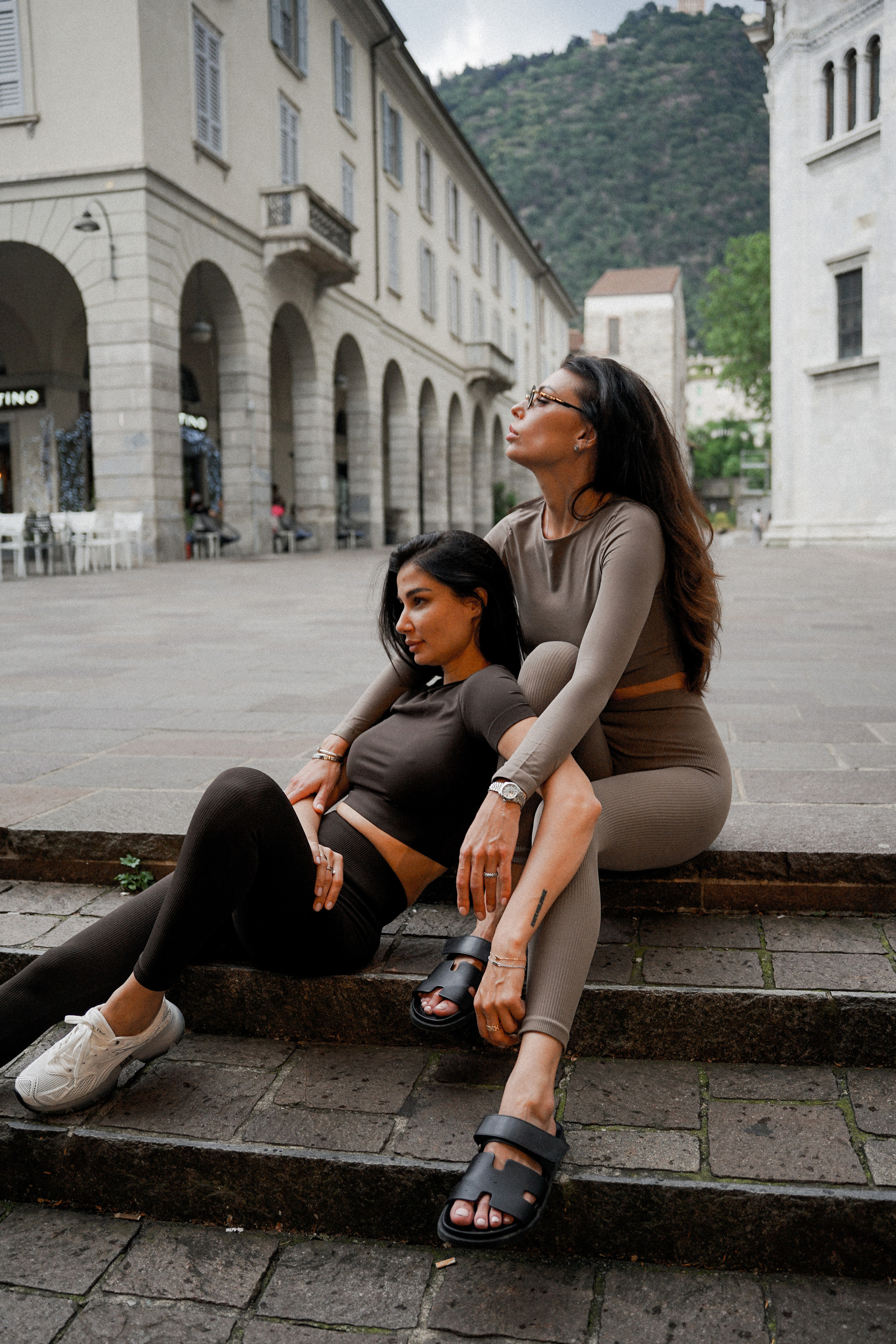 Съёмка для бренда одежды в локациях города Комо, Италия. Фотограф в Милане, Лекко и Комо. Фотопрогулки и фотосессии