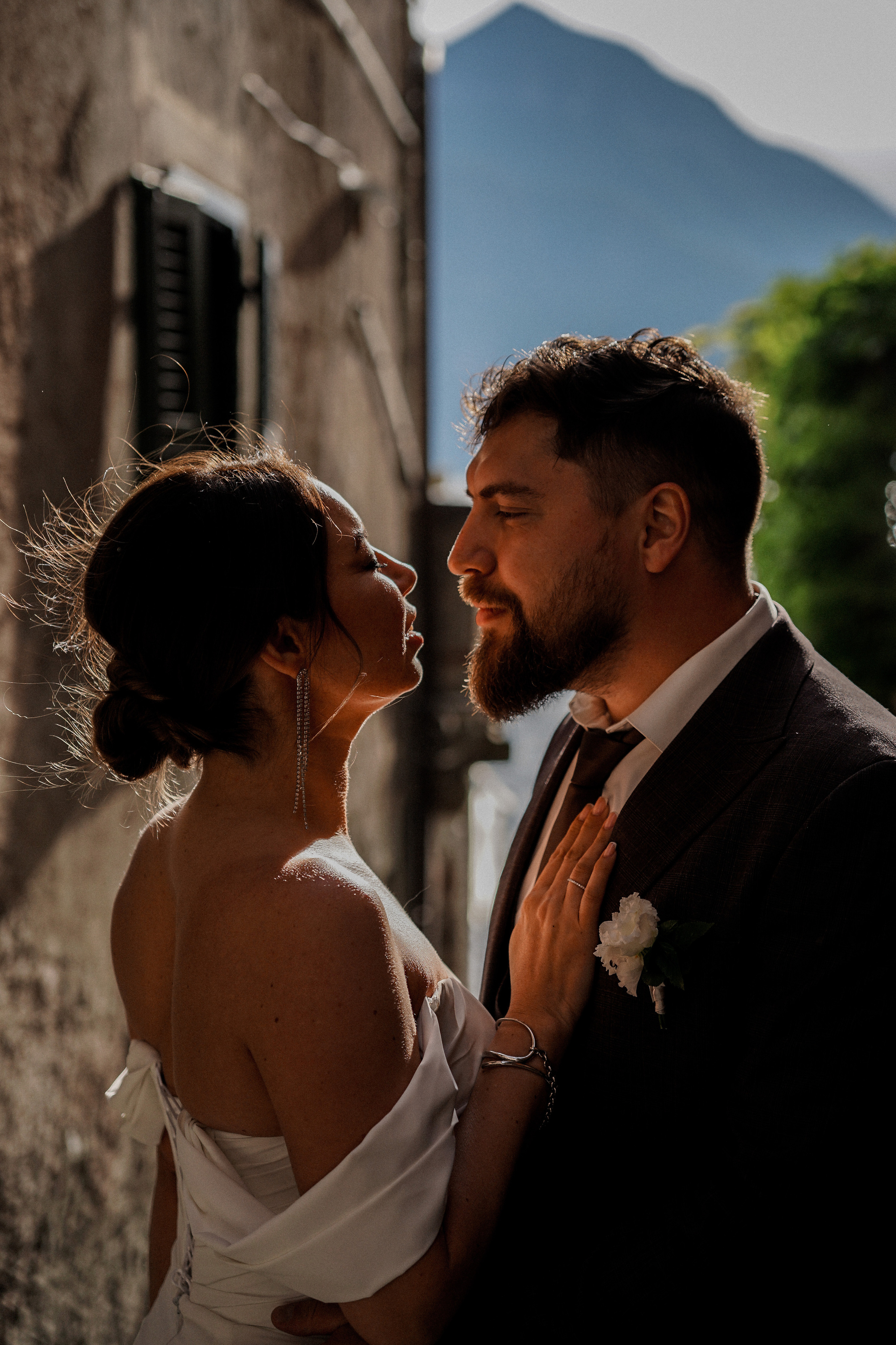 Свадебная фотосессия на озере Комо с прекрасным видом. Фотограф в Милане, Лекко и Комо. Фотопрогулки и фотосессии