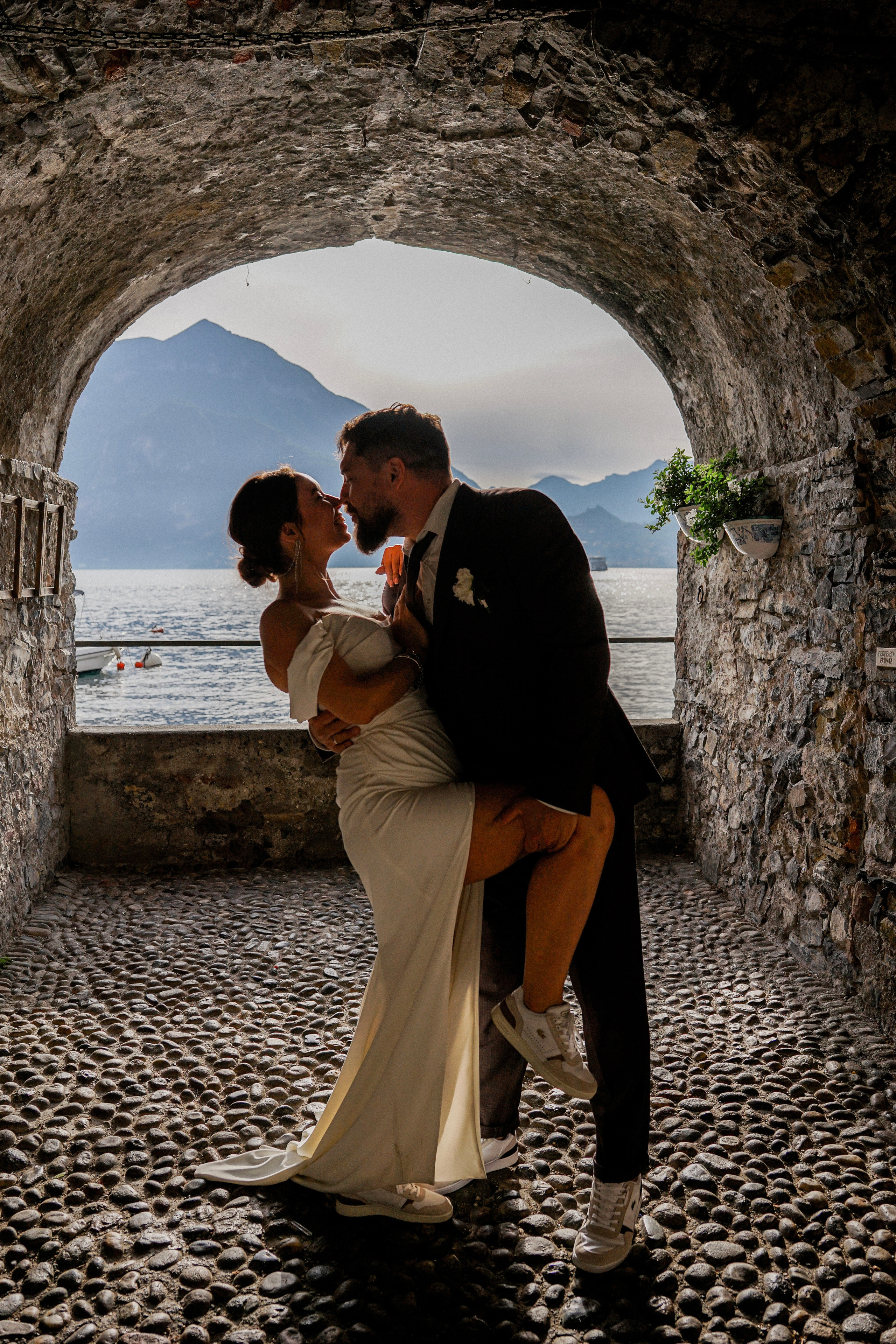 Свадебная фотосессия на озере Комо с прекрасным видом. Фотограф в Милане, Лекко и Комо. Фотопрогулки и фотосессии