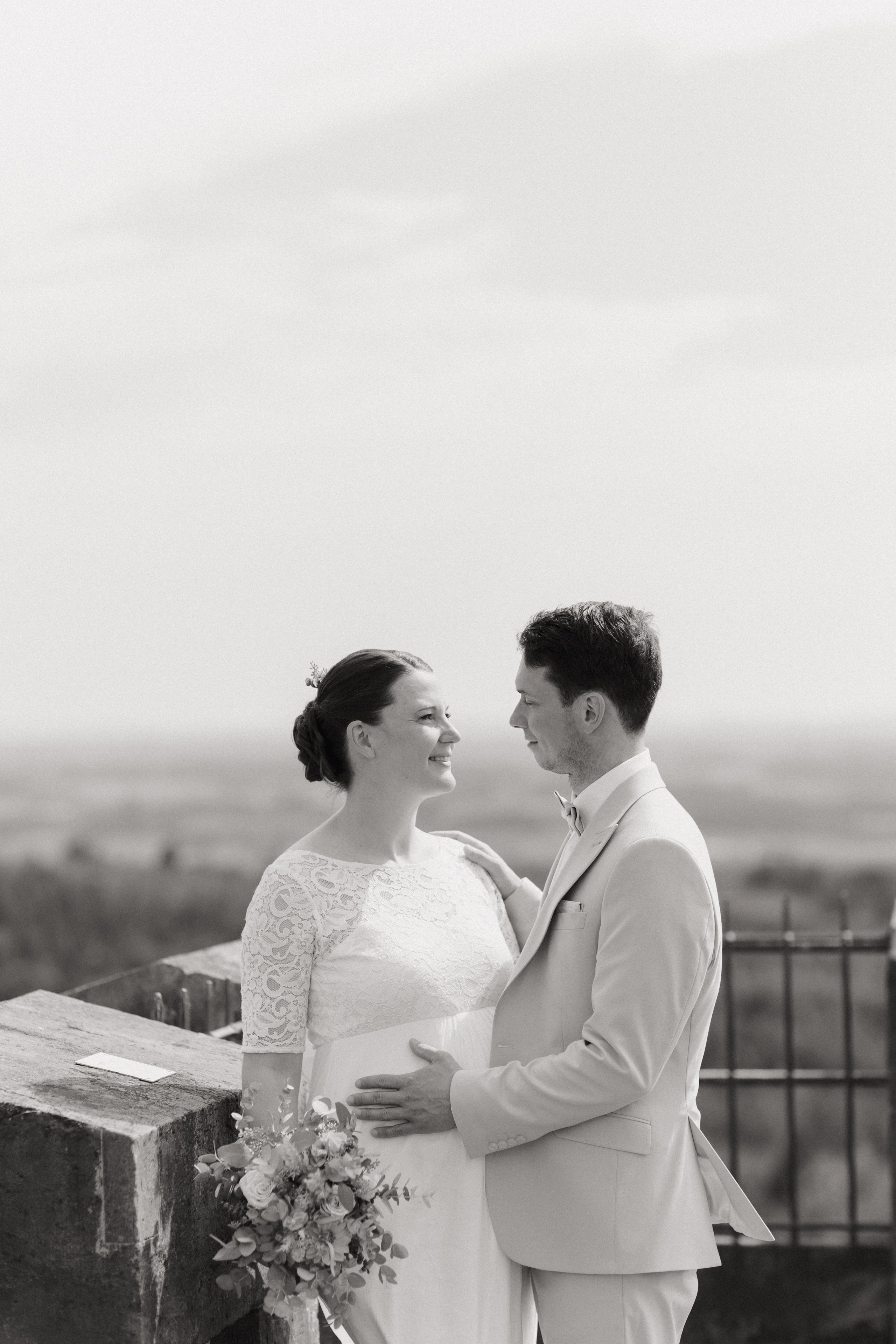 Romantischer Moment des Brautpaares mit Weitblick über die Landschaft von der Diedrichsburg