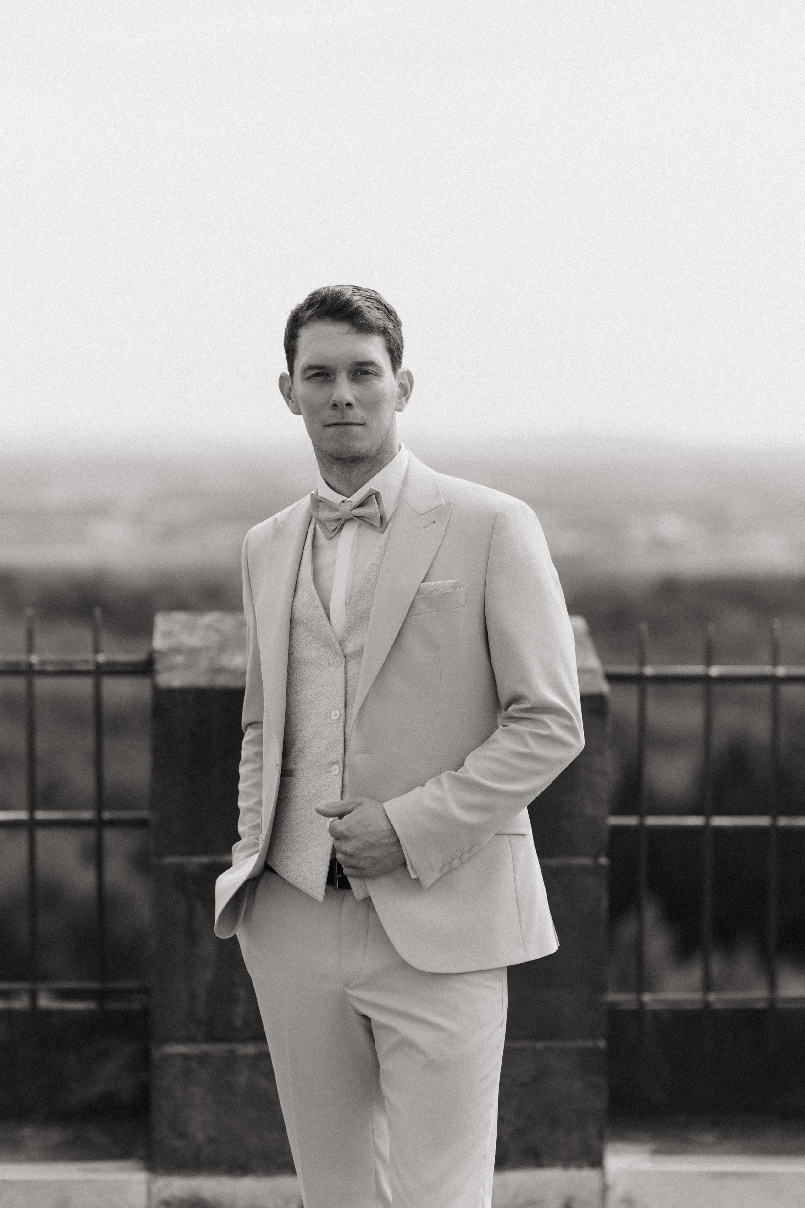 Der Bräutigam auf der Aussichtsplattform der Diedrichsburg während der standesamtlichen Hochzeit