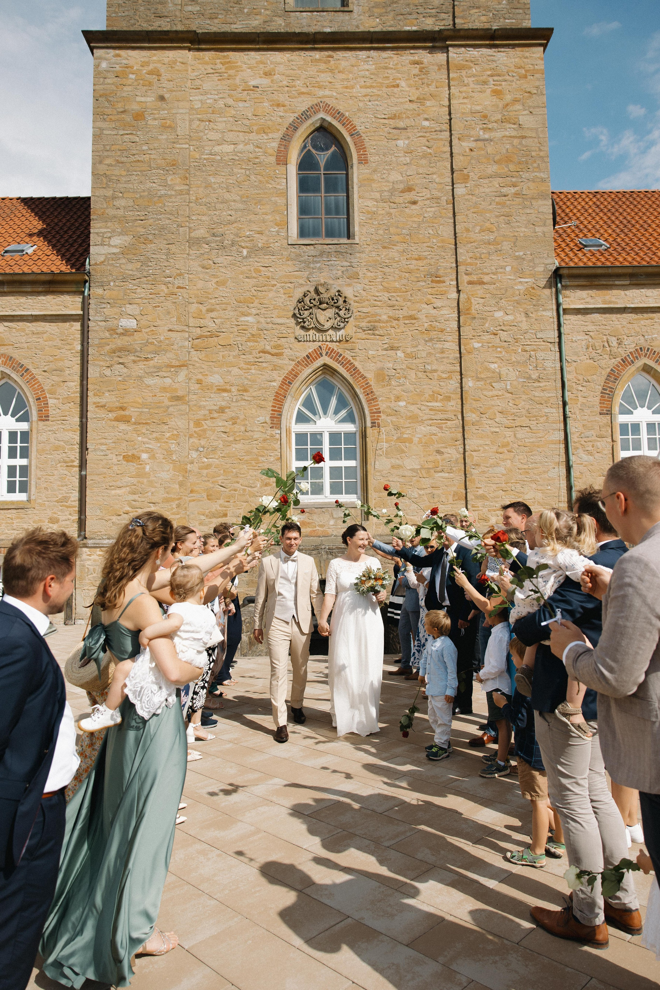 Das Brautpaar wird beim Auszug aus der Diedrichsburg von Gästen empfangen, heiraten auf der Diedrichsburg