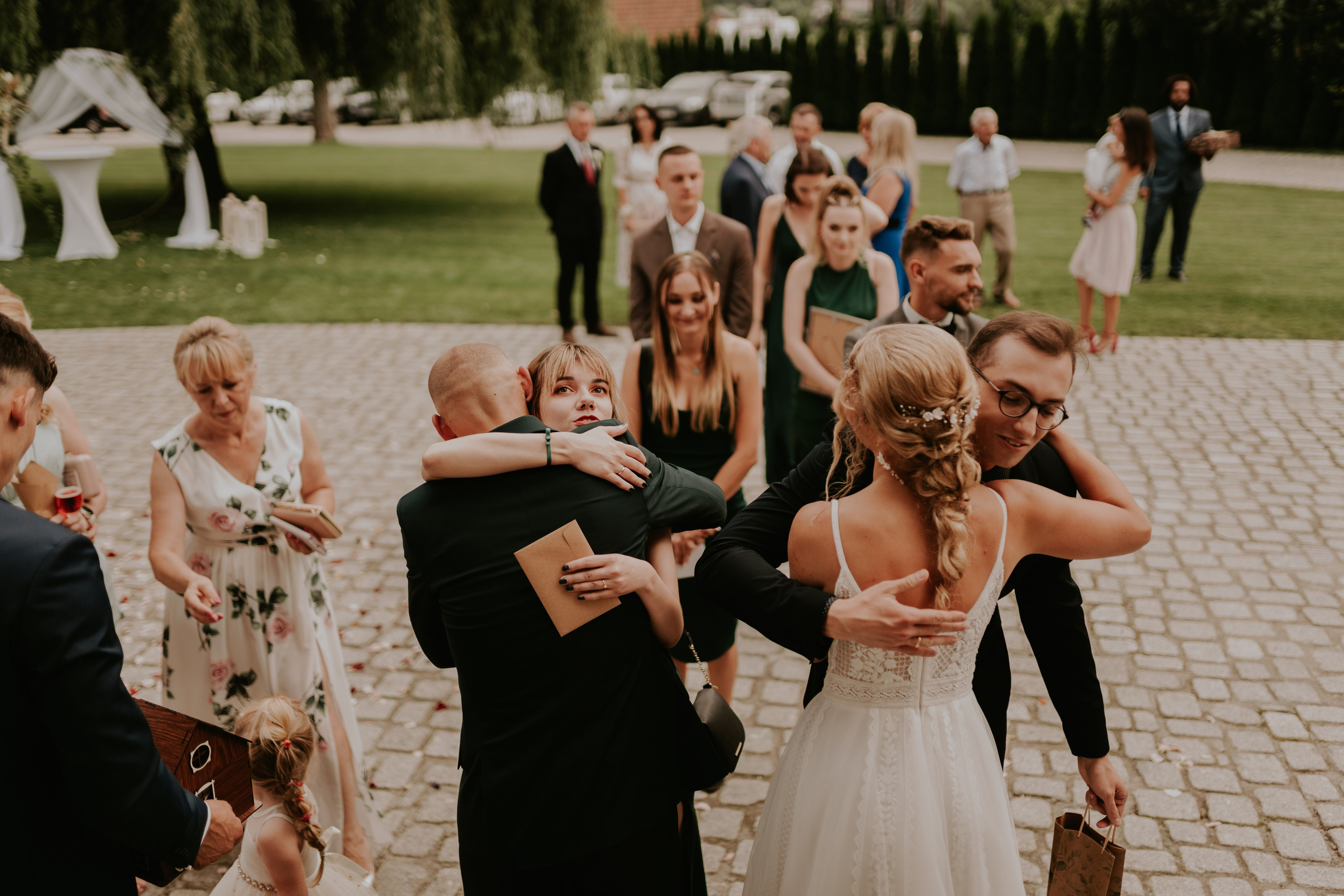 Dwór Wierzbno: plenerowy ślub pod wierzbą. Karkowskafoto - fotografia miłości