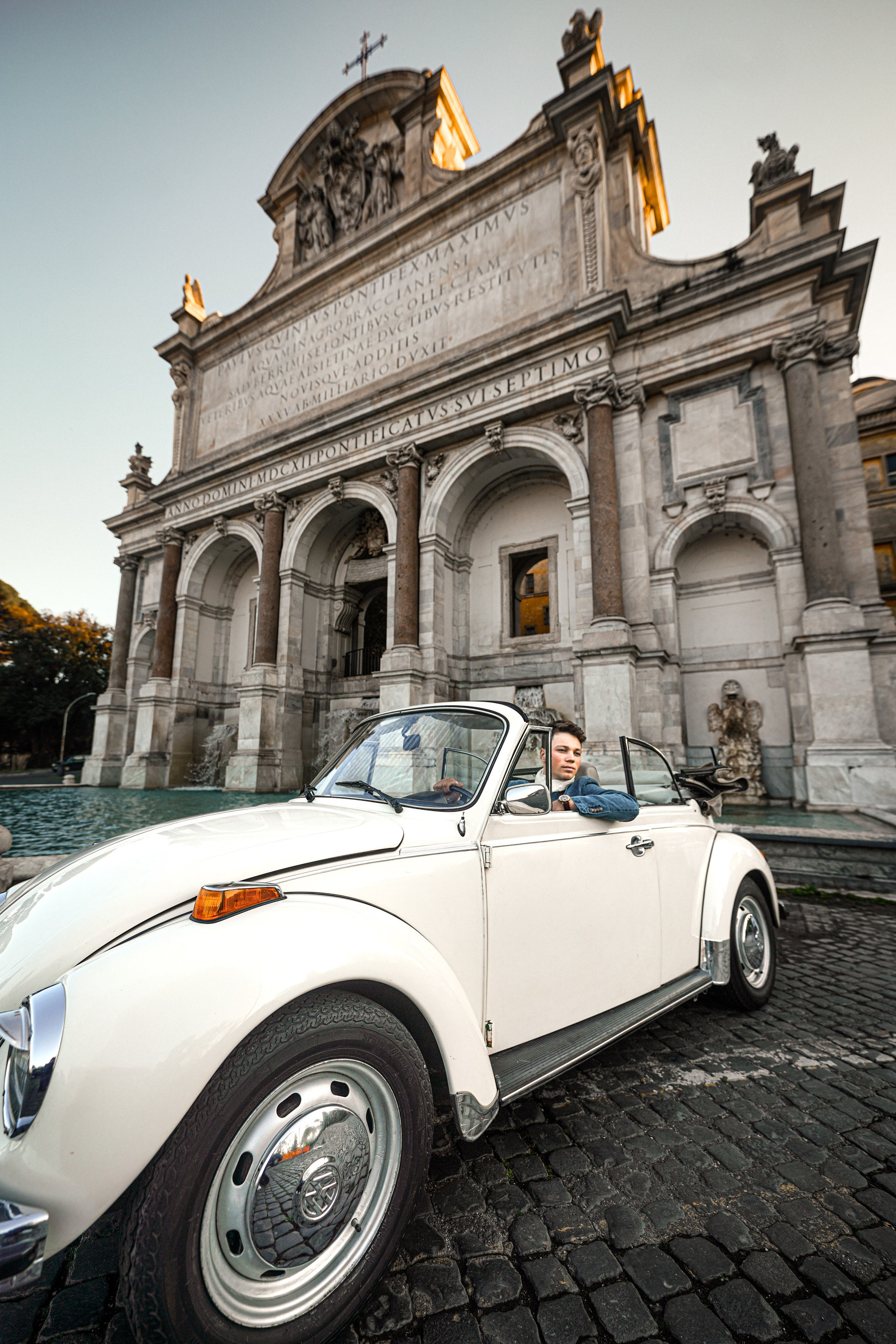 Photo session on a white retro convertible by a Roman fountain — photographer in Rome