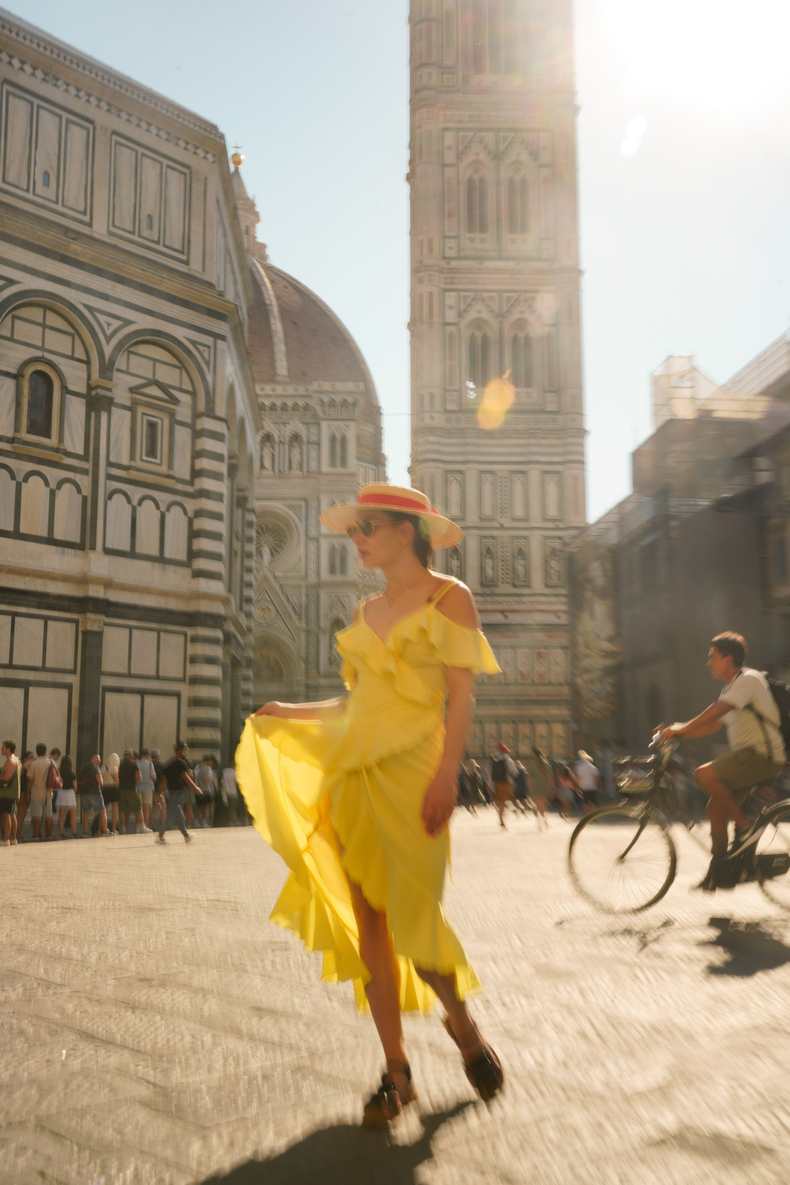Girl in a yellow dress in front of the Duomo — photo session in Florence