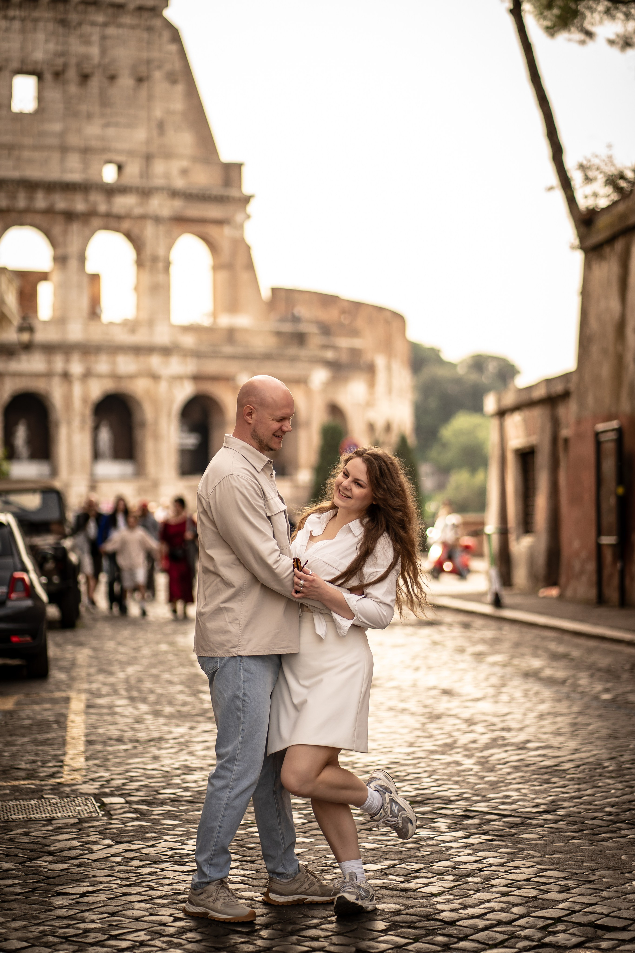 Couple in front of the Colosseum — photo session in Rome, best photo spots