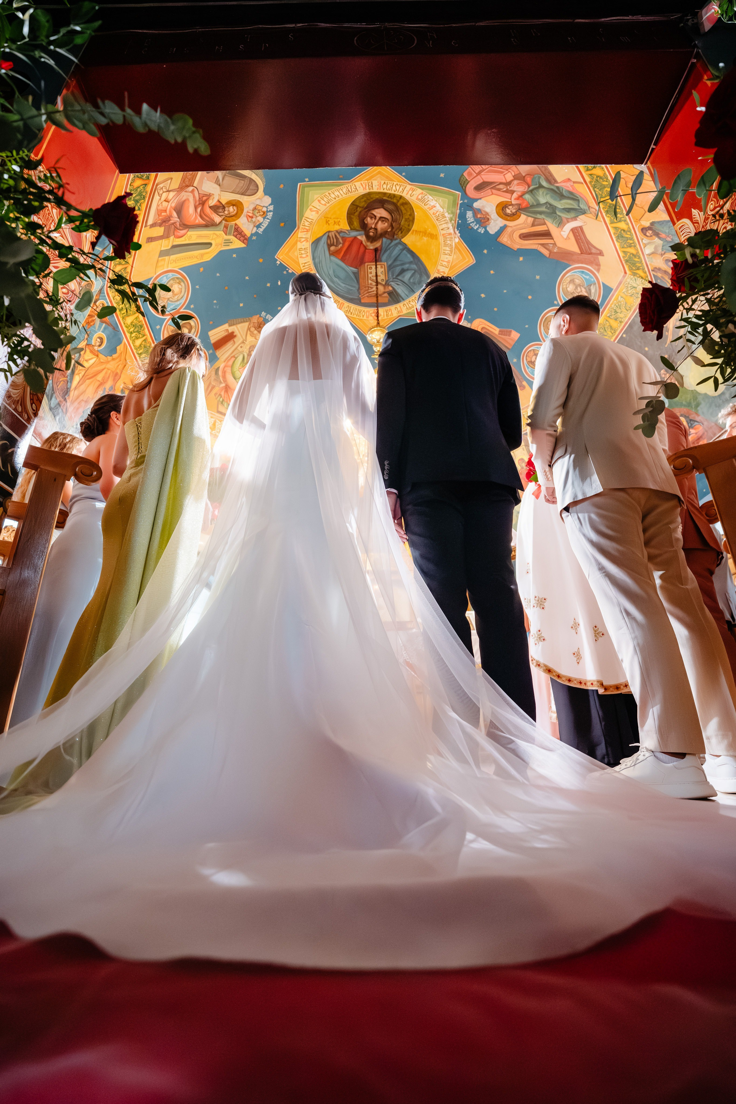 Mirii ascultând Evanghelia în cadrul ceremoniei religioase de nuntă.