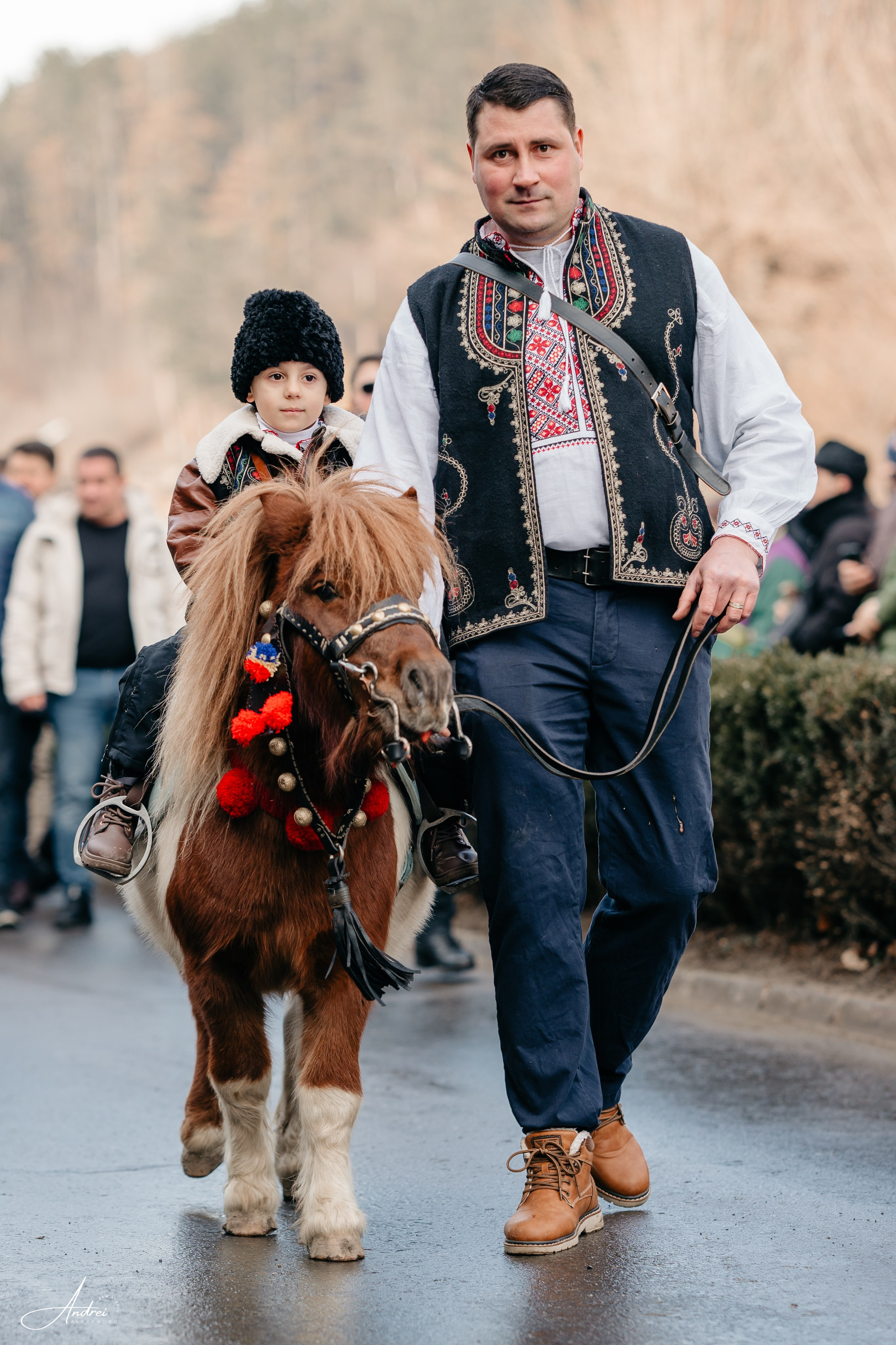 Ediția a XXVII-a a Festivalului de Datini și Obiceiuri Strămoșești Comănești. Raw Studio. Fotograful tau de nunta!