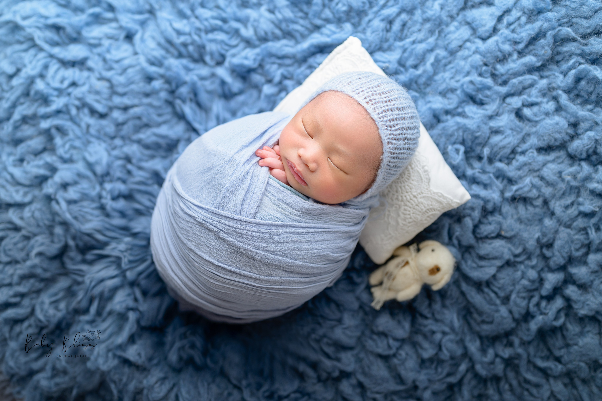 Best newborn photographer in Doha, Qatar. Best infant photoshoot in Doha, Qatar. Newborn photo session in Doha Qatar, baby, sitter, cake smash, pre-birthday, maternity, family photographer in Doha, Qatar