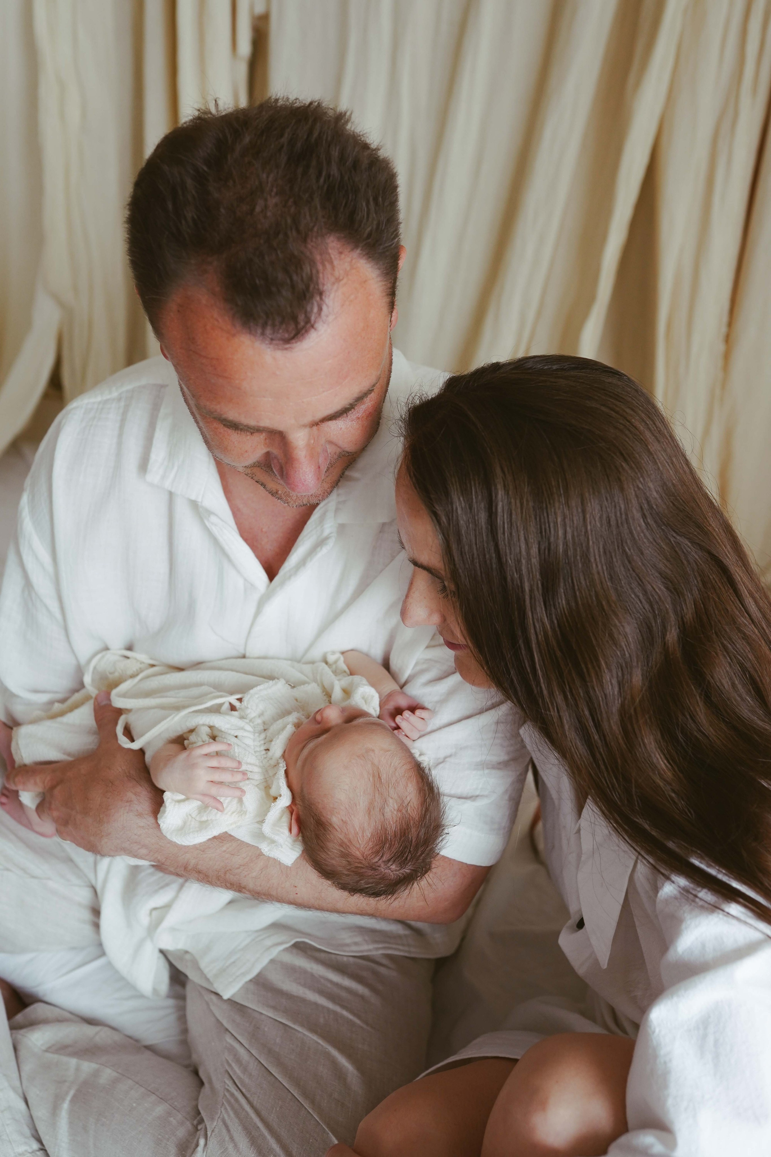 Inspira sesiune foto nou-nascut. Madalina Beda- Artist vizual, fotograf, doula la nastere, consultant babywearing Brasov si in toata tara