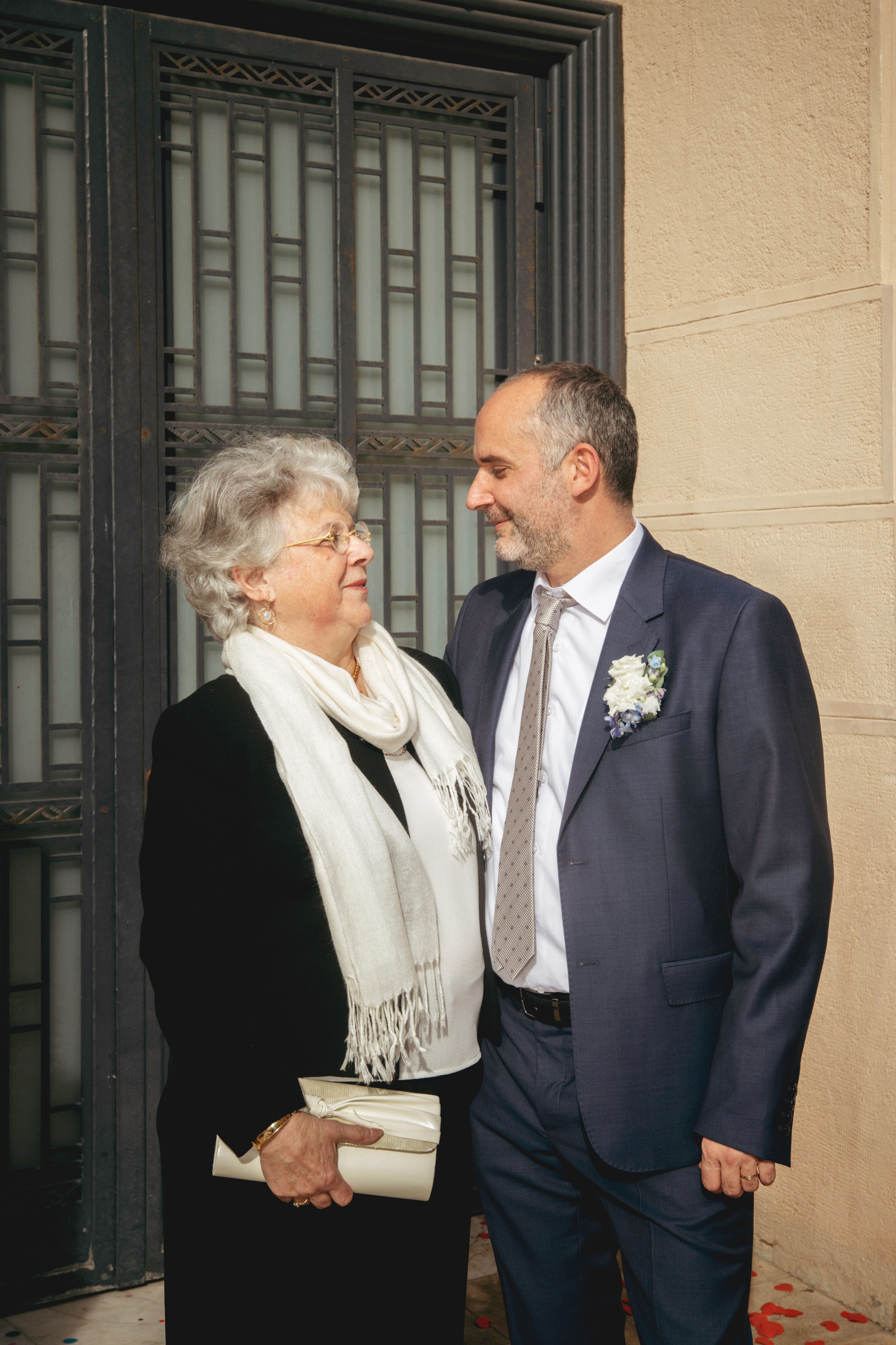 Le marié enlace sa mère le jour du mariage.