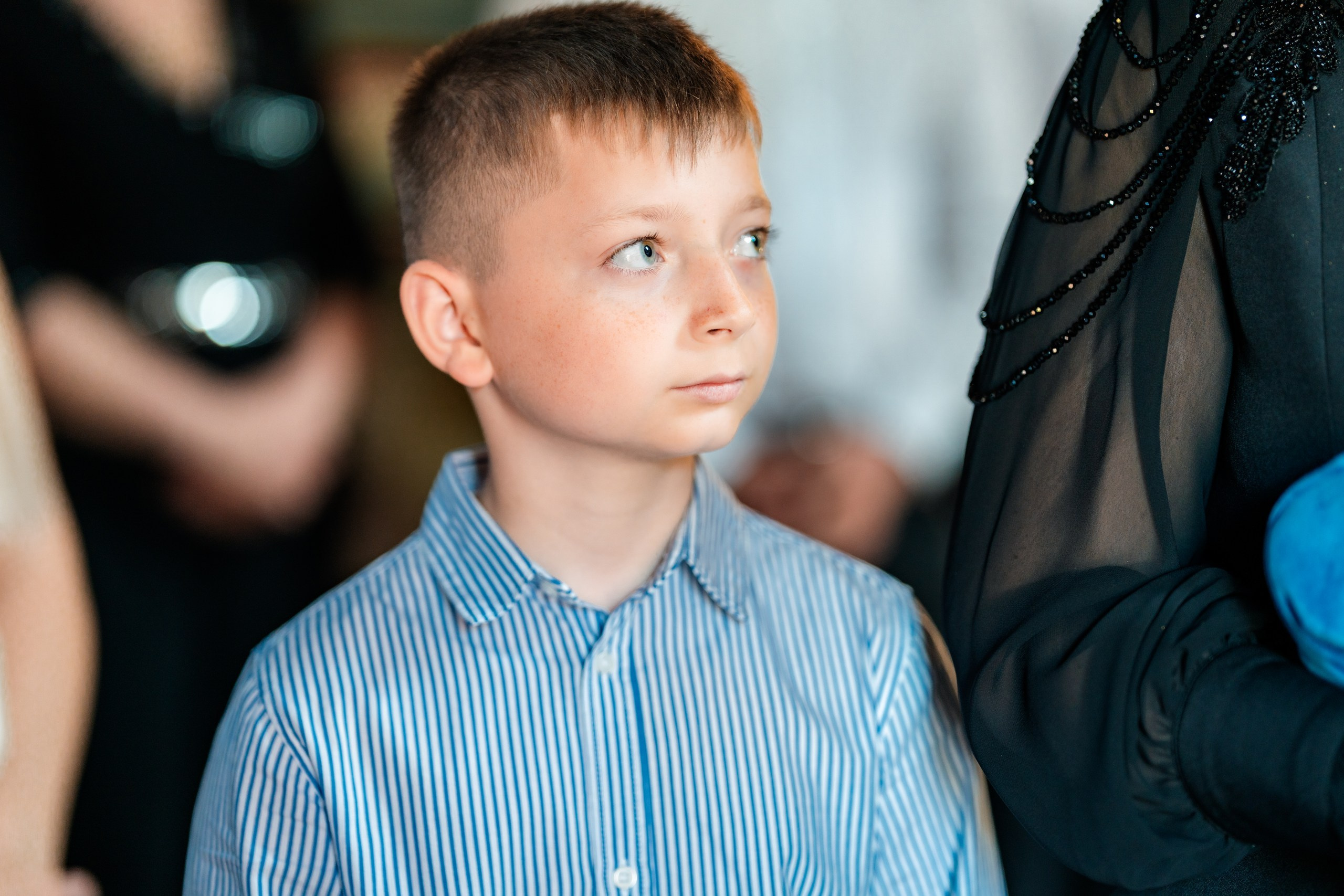 - Preotul ținându-l pe micuțul Mathias Gabriel la botez, în biserica Înălțarea Domnului, Copălău  - Detalii de la botezul lui Mathias – lumânare, trusou și icoană  - Familia lui Mathias Gabriel alături de micuț, în ziua botezului  - Portret emoționant cu mama și bebelușul în brațe, în biserică,fotograf profesionist evenimente Botoșani, Iași, Suceava, Fălticeni, Bacău, Pașcani, Roman - AlinoFotoStudio by Alin Chirilă - servicii foto nuntă, botez, cununie, ședințe foto creative, albume personalizate, fotografii emoționante și calitative pentru cele mai importante momente din viață,fotograf nuntă Botoșani Alin Chirilă,  ședință foto botez Iași - AlinoFotoStudio,  servicii fotograf profesionist evenimente Suceava,  fotograf cununie civilă Fălticeni - Alin Chirilă,  album foto nuntă personalizat Bacău.“Bebeluș botezat în biserică, ținut în brațe de nași”	•	“Detaliu cu lumânarea de botez decorată cu flori albe”	•	“Părinți emoționați alături de copilul lor la ceremonia de botez”	•	“Masa festivă de botez cu decor tematic și tort personalizat”	•	“Momentul în care preotul toarnă apă sfințită pe fruntea bebelușului”	“Bebeluș în rochie albă de botez, zâmbind în brațele mamei”	•	“Detaliu cu cruciulița de botez așezată pe o pernă de satin”	•	“Părinți și nași aprinzând lumânările în timpul ceremoniei de botez”	•	“Tort de botez decorat cu figurine tematice și numele copilului”	•	“Copil botezat dormind liniștit în pătuțul decorat festiv”	•	“Momentul în care preotul binecuvântează copilul în fața altarului”	•	“Invitați adunându-se în jurul mesei festive la petrecerea de botez”	•	“Bebeluș ținând în mână o jucărie personalizată primită la botez”	•	“Familie fericită pozând împreună după ceremonia de botez”	•	“Decor tematic cu baloane și flori la locația petrecerii de botez” fotograf Botoșani fotograf evenimente fotograf botez Alin Chirila fotograf alinofotostudio.fotograf botez Amelis Maria, fotografie botez Botoșani, fotograf Alin Chirilă, amintiri botez, fotografii botez, botez Amelis Maria, fotograf copii, fotografie botez în Botoșani,