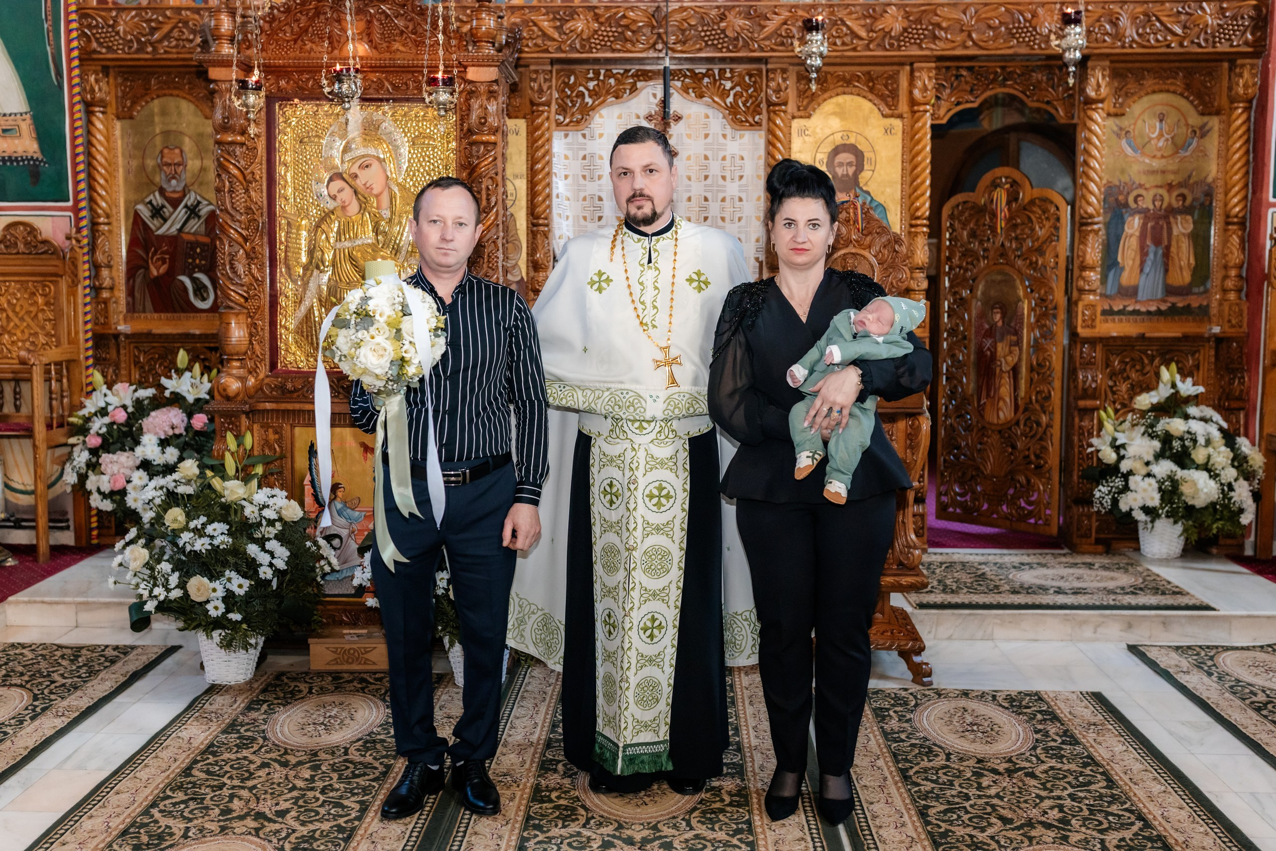 - Preotul ținându-l pe micuțul Mathias Gabriel la botez, în biserica Înălțarea Domnului, Copălău  - Detalii de la botezul lui Mathias – lumânare, trusou și icoană  - Familia lui Mathias Gabriel alături de micuț, în ziua botezului  - Portret emoționant cu mama și bebelușul în brațe, în biserică,fotograf profesionist evenimente Botoșani, Iași, Suceava, Fălticeni, Bacău, Pașcani, Roman - AlinoFotoStudio by Alin Chirilă - servicii foto nuntă, botez, cununie, ședințe foto creative, albume personalizate, fotografii emoționante și calitative pentru cele mai importante momente din viață,fotograf nuntă Botoșani Alin Chirilă,  ședință foto botez Iași - AlinoFotoStudio,  servicii fotograf profesionist evenimente Suceava,  fotograf cununie civilă Fălticeni - Alin Chirilă,  album foto nuntă personalizat Bacău.“Bebeluș botezat în biserică, ținut în brațe de nași”	•	“Detaliu cu lumânarea de botez decorată cu flori albe”	•	“Părinți emoționați alături de copilul lor la ceremonia de botez”	•	“Masa festivă de botez cu decor tematic și tort personalizat”	•	“Momentul în care preotul toarnă apă sfințită pe fruntea bebelușului”	“Bebeluș în rochie albă de botez, zâmbind în brațele mamei”	•	“Detaliu cu cruciulița de botez așezată pe o pernă de satin”	•	“Părinți și nași aprinzând lumânările în timpul ceremoniei de botez”	•	“Tort de botez decorat cu figurine tematice și numele copilului”	•	“Copil botezat dormind liniștit în pătuțul decorat festiv”	•	“Momentul în care preotul binecuvântează copilul în fața altarului”	•	“Invitați adunându-se în jurul mesei festive la petrecerea de botez”	•	“Bebeluș ținând în mână o jucărie personalizată primită la botez”	•	“Familie fericită pozând împreună după ceremonia de botez”	•	“Decor tematic cu baloane și flori la locația petrecerii de botez” fotograf Botoșani fotograf evenimente fotograf botez Alin Chirila fotograf alinofotostudio.fotograf botez Amelis Maria, fotografie botez Botoșani, fotograf Alin Chirilă, amintiri botez, fotografii botez, botez Amelis Maria, fotograf copii, fotografie botez în Botoșani,