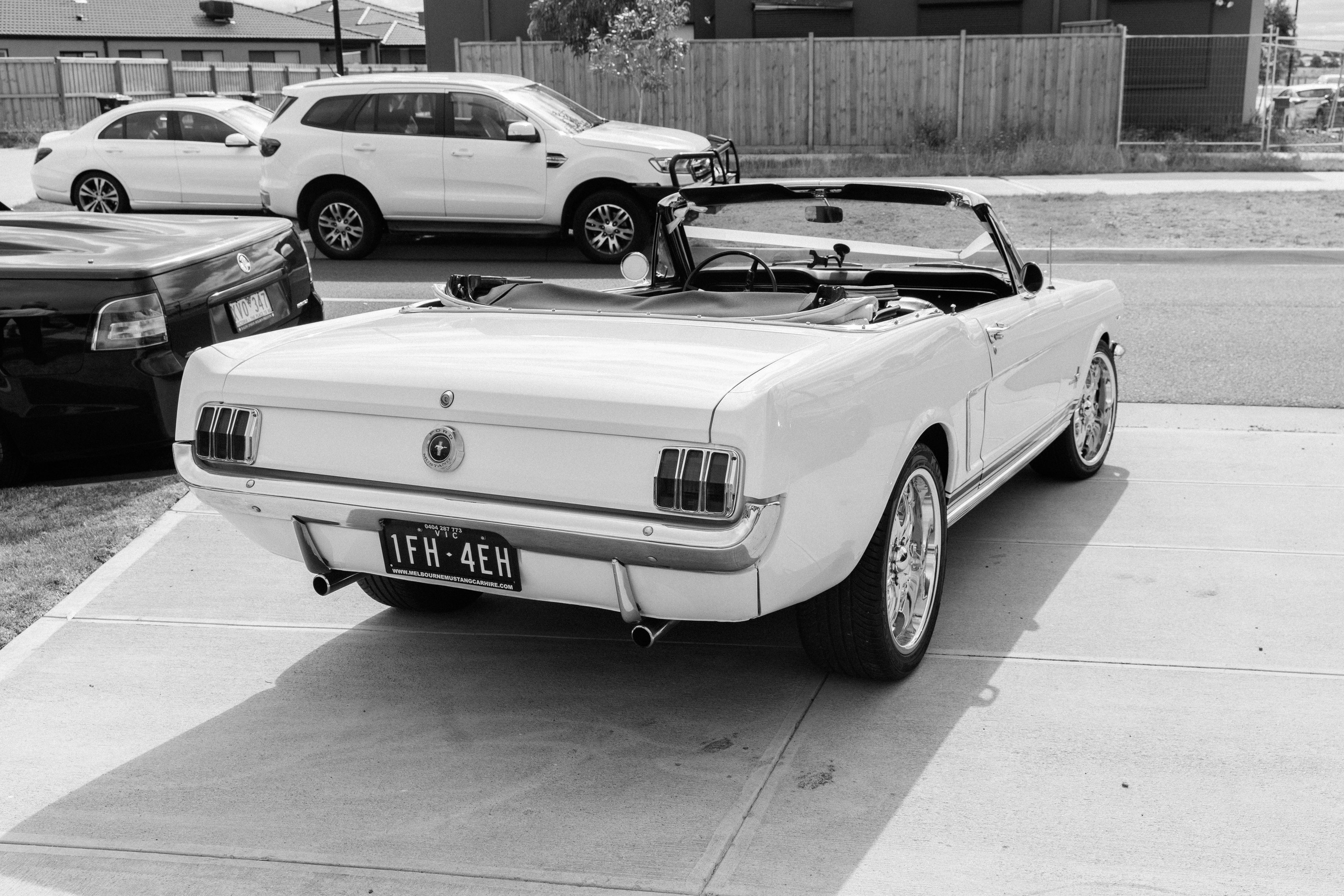 Klasični Ford Mustang Cabriolet pripremljen kao venčani automobil za fotografisanje venčanja.