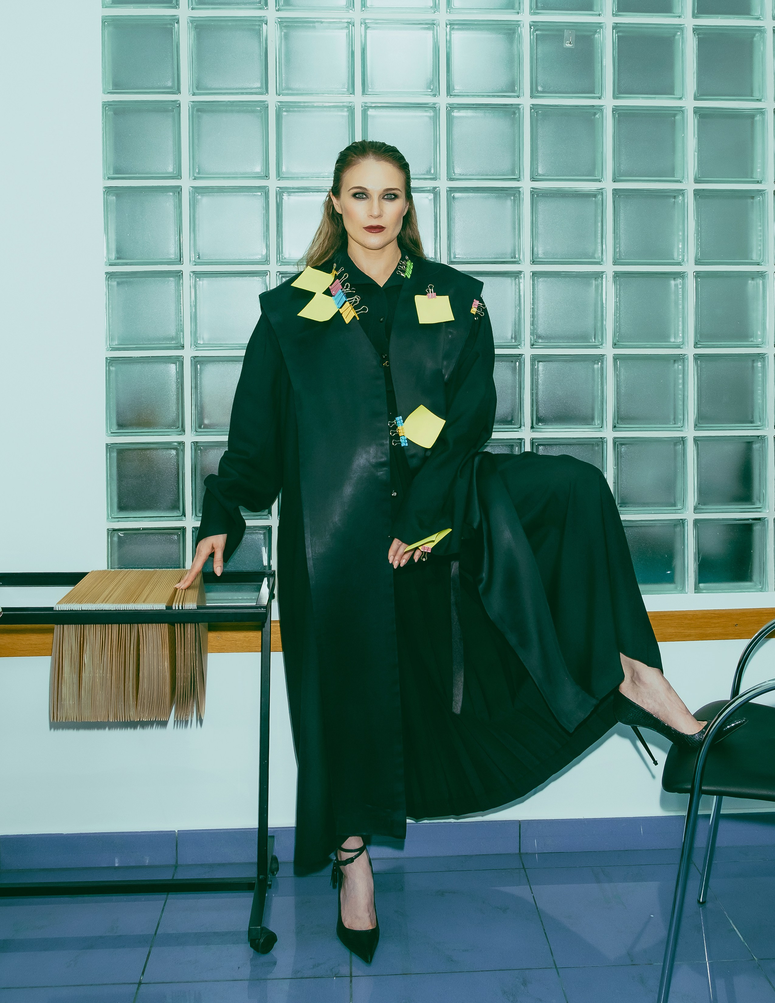 Креативная фотосессия адвоката в офисе в Аликанте, Торревьеха