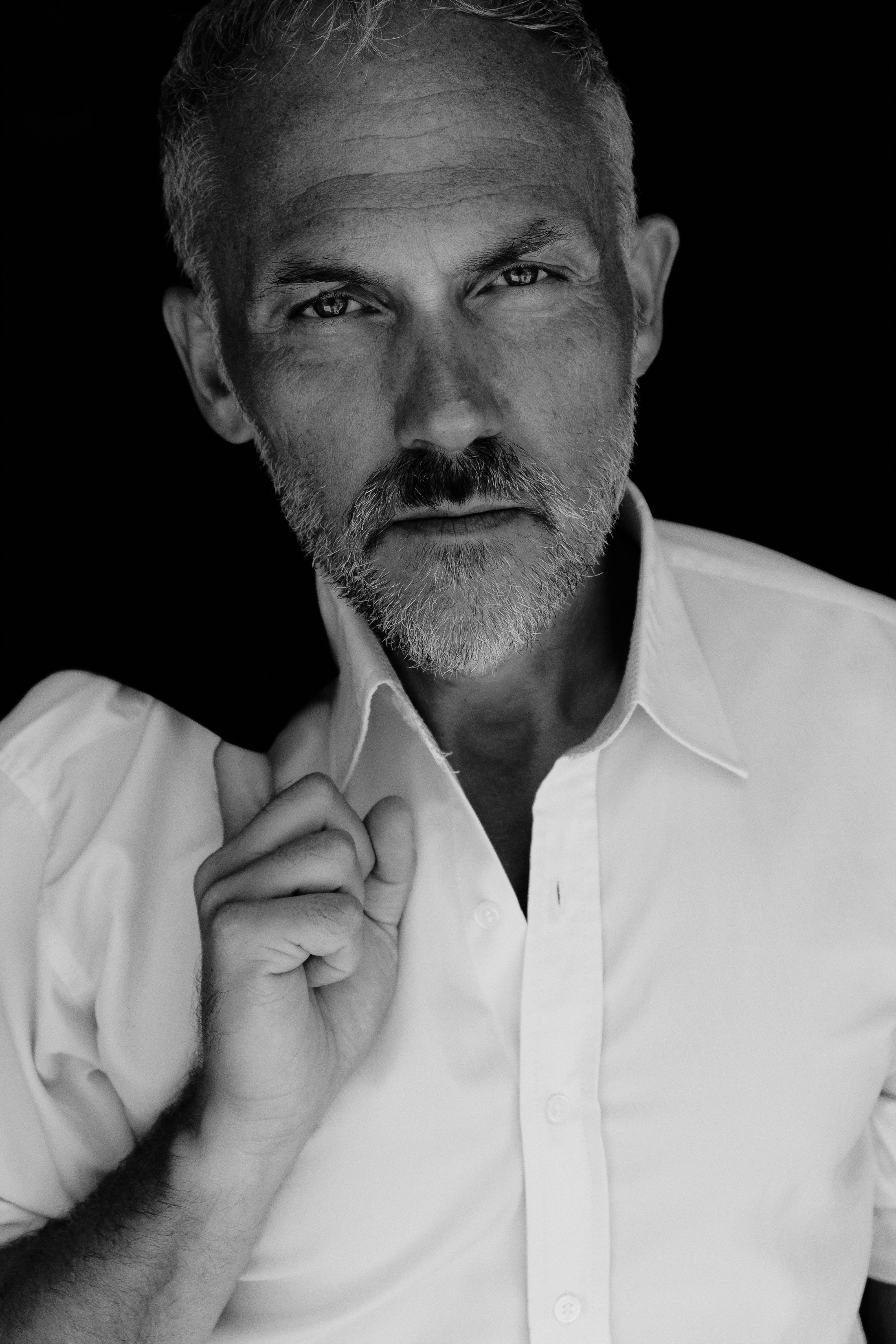 Портретная фотосессия музыканта Robert Skarsbakk в старом городе Аликанте для обложки альбома — Фотограф Андрей Луковников