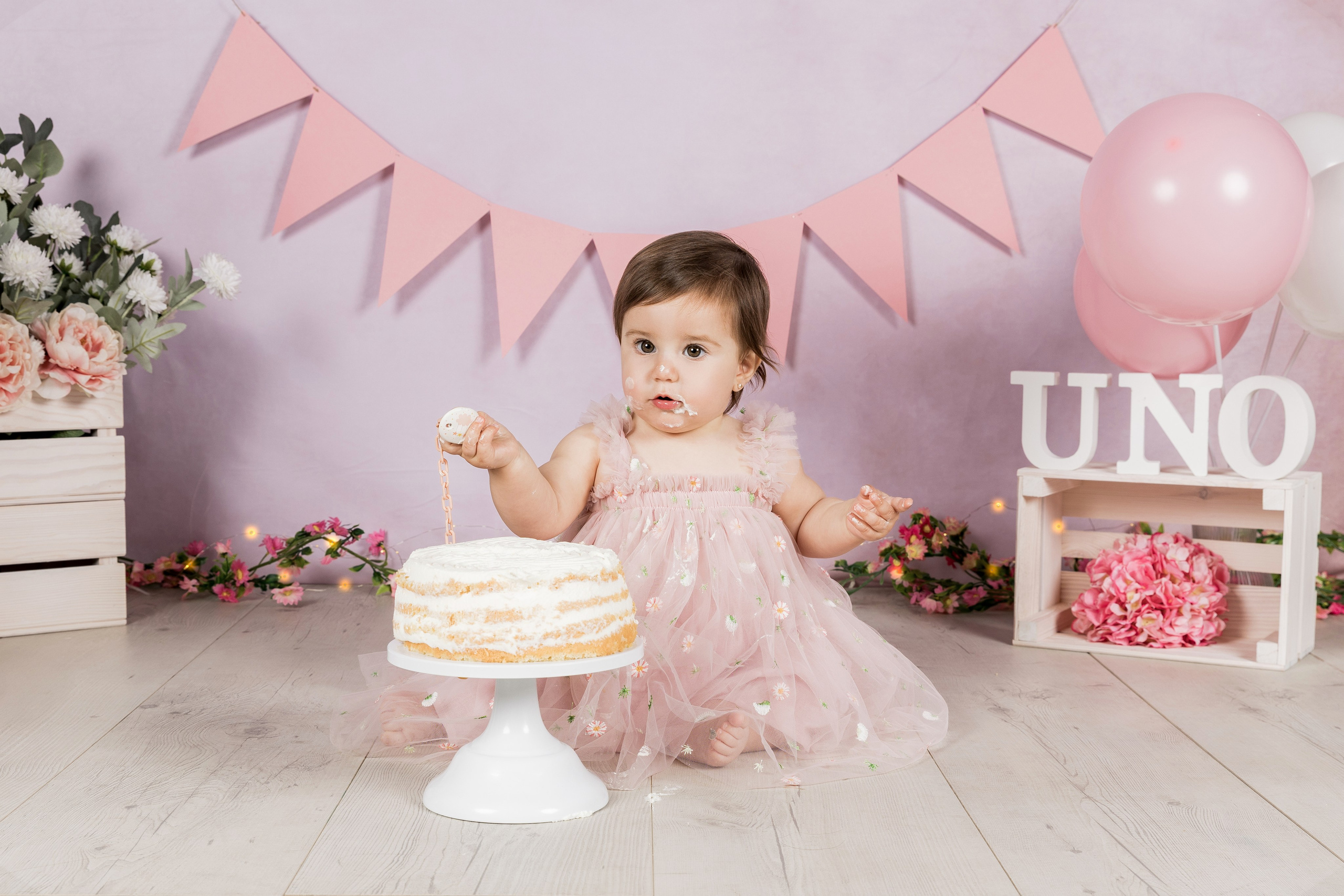 Sesión de fotos 1 año con familia y tarta | Rainbox. Rainbox Estudio de Fotografía