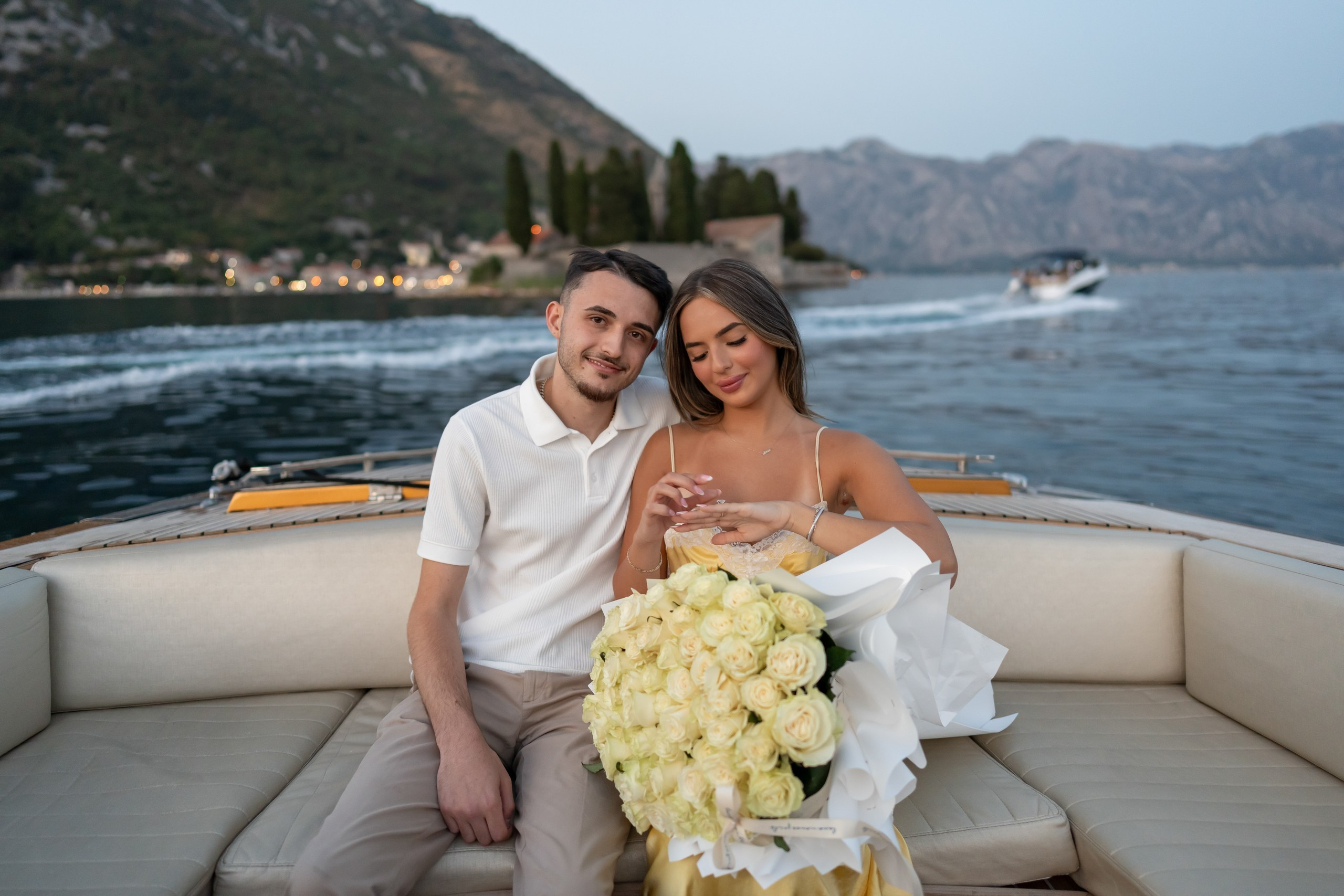 Etter solnedgang: Et sent kveldsfrieri på båt i Perast, Montenegro