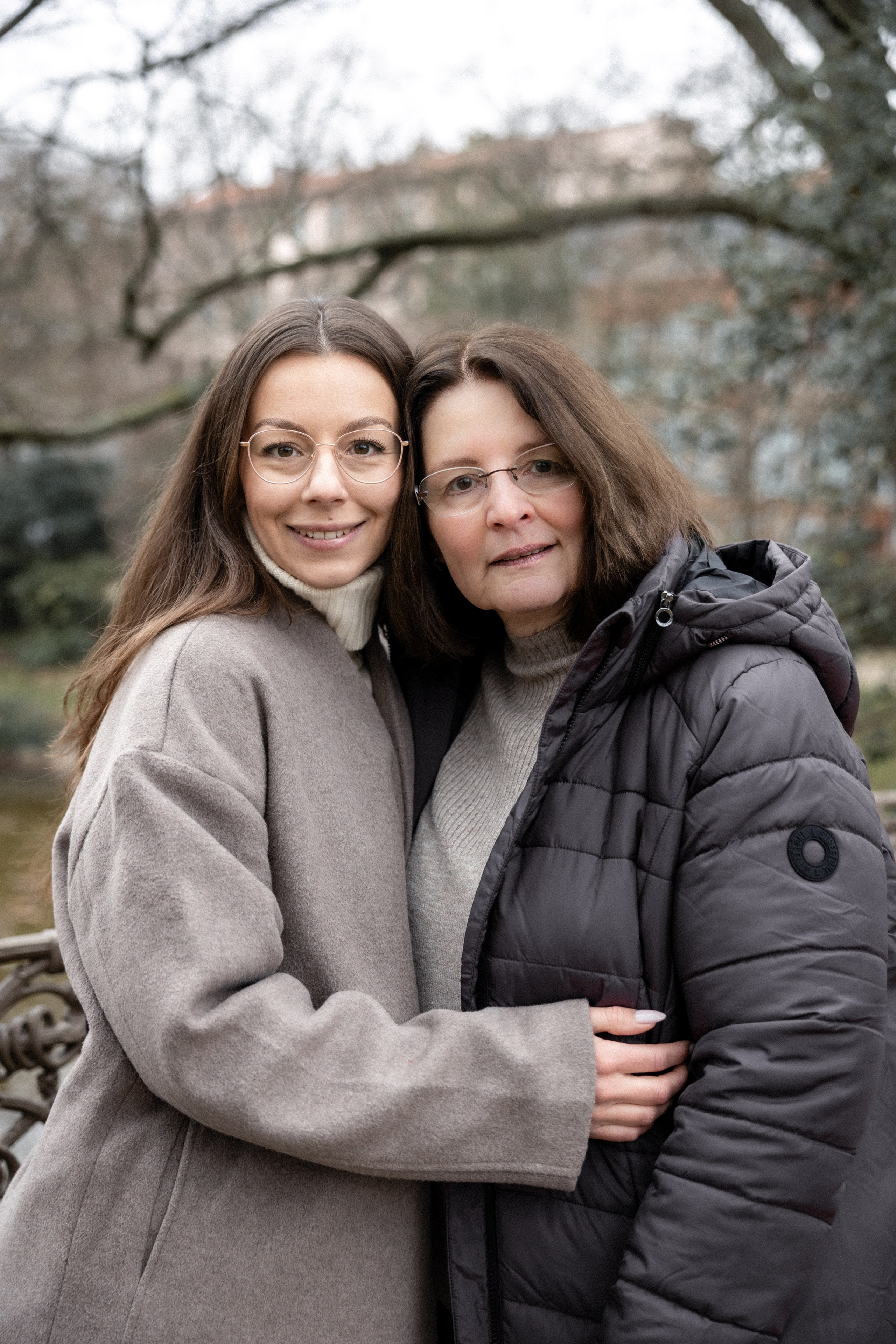 Family photoshoot with adult kids in Toulouse, Jardin des Plants. Eugénie Smirnova — your photographer in Toulouse and southwest France