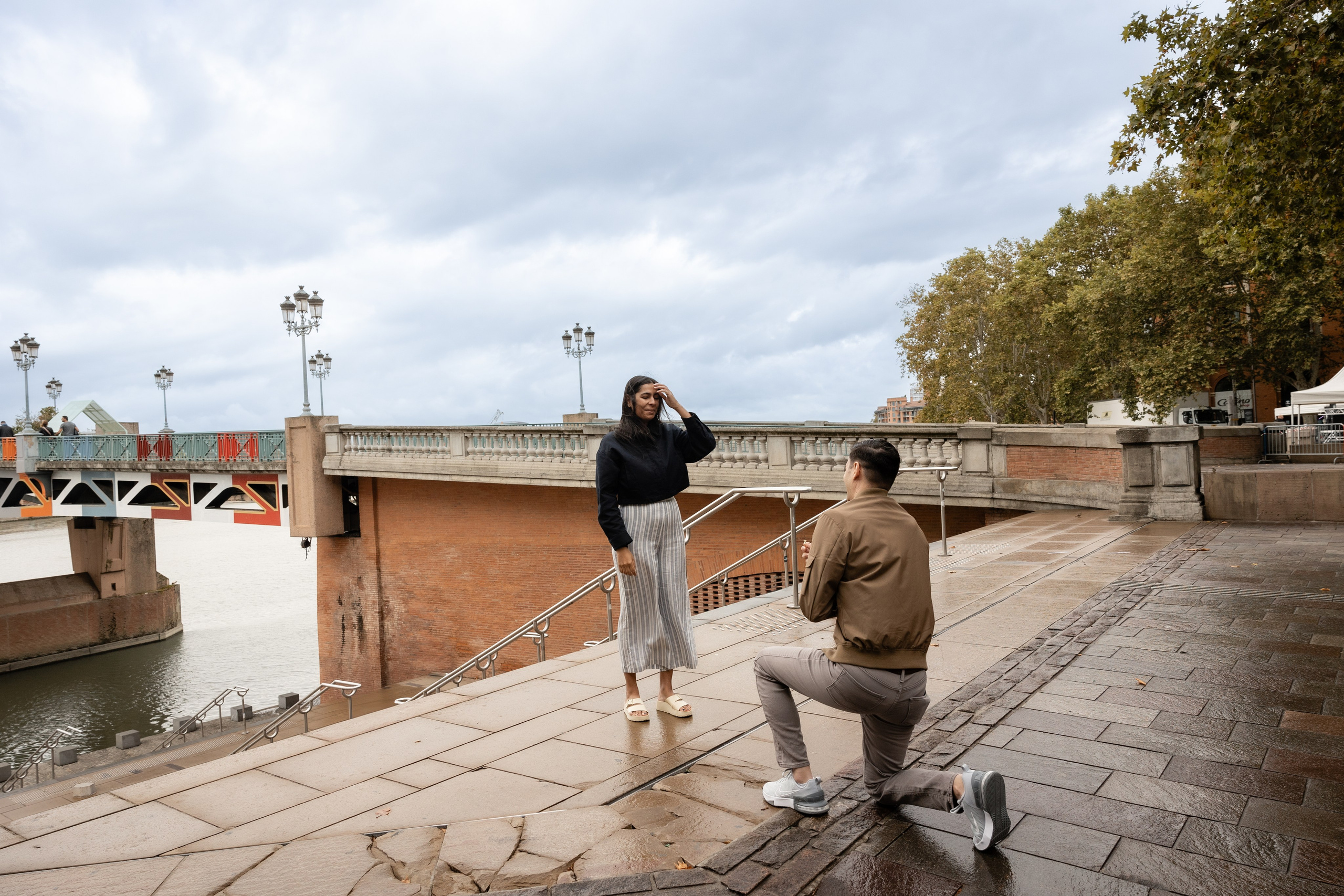 Surprise engagement photo session in Toulouse on Saint-Pierre bridge
