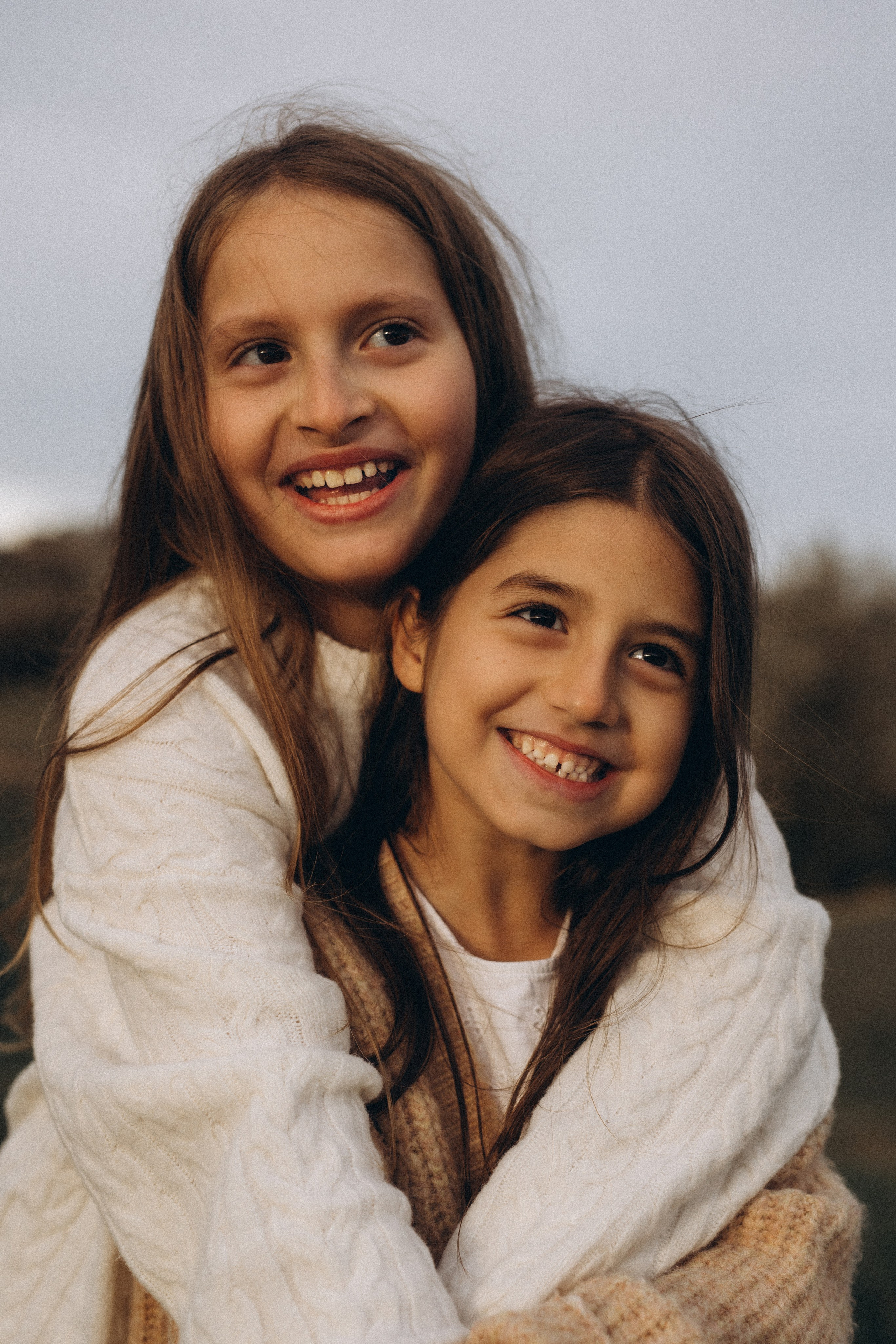 Ritratto di due sorelle nei dintorni di Santarcangelo di Romagna, sorrisi spontanei, vicinanza e emozioni autentiche dell’infanzia.