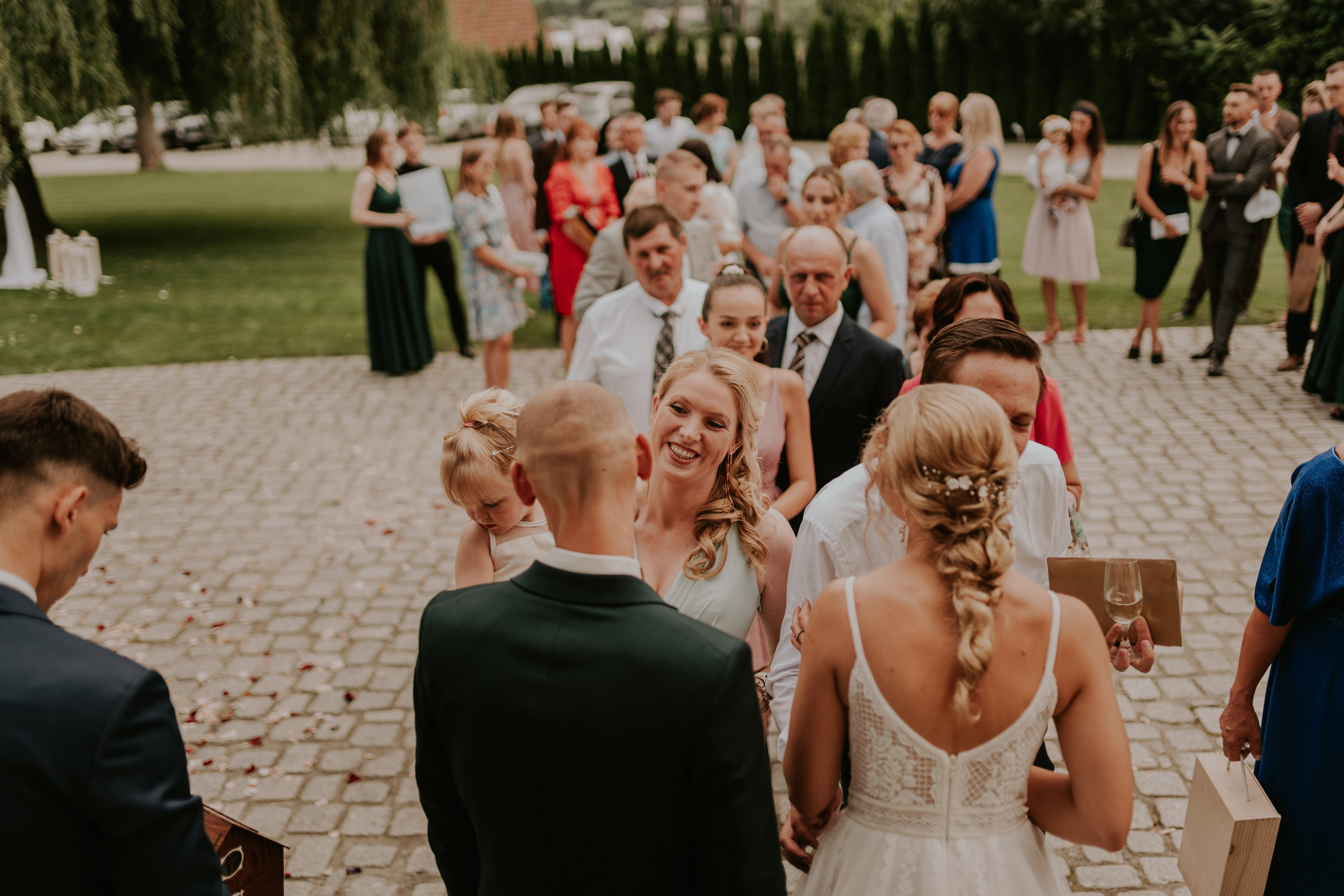 Dwór Wierzbno: plenerowy ślub pod wierzbą. Karkowskafoto - fotografia miłości