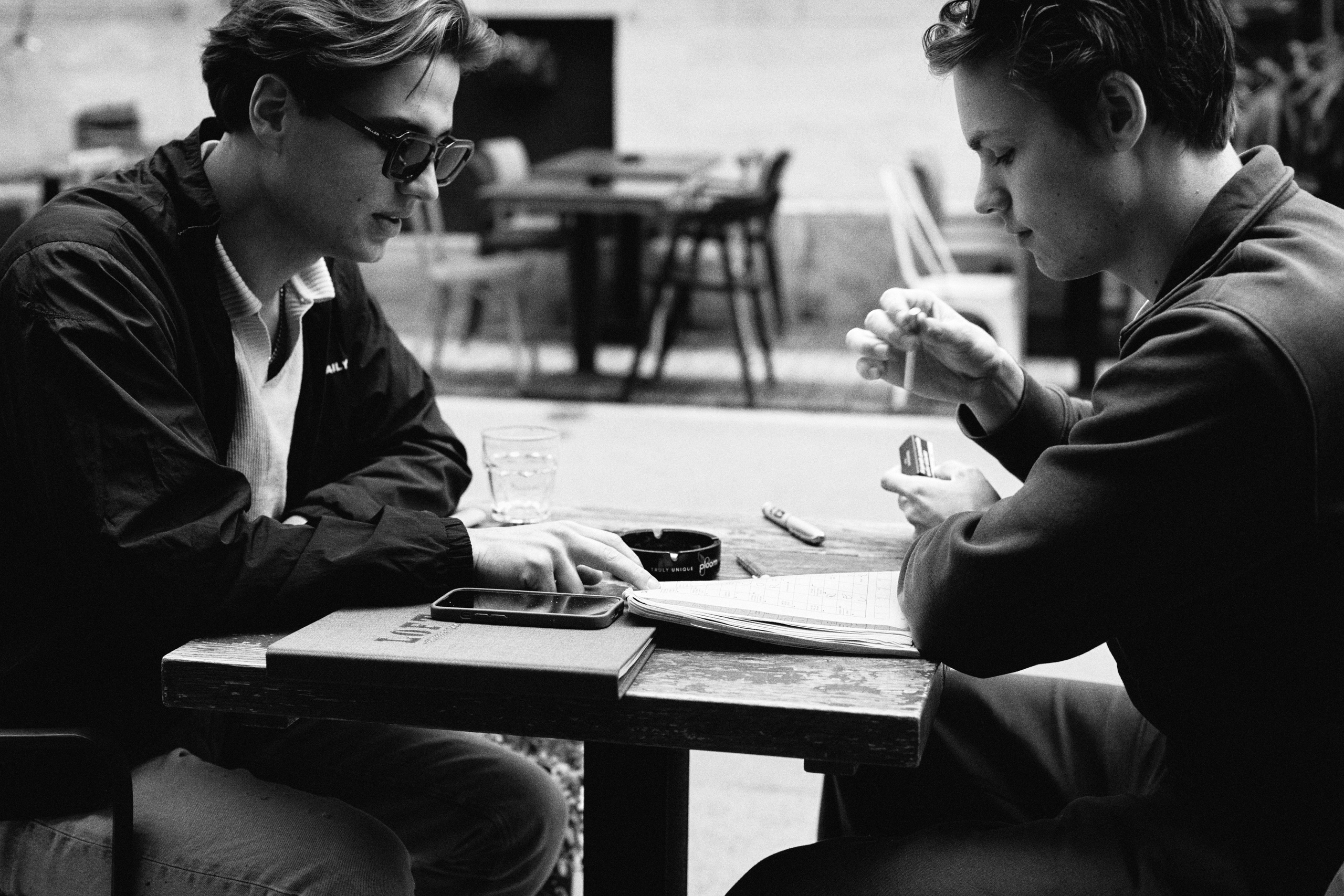 Solving crosswords. Анастасия Еремина | Фотограф в Сербии | Персональные и бизнес-фотосессии в Белграде и Нови Саде