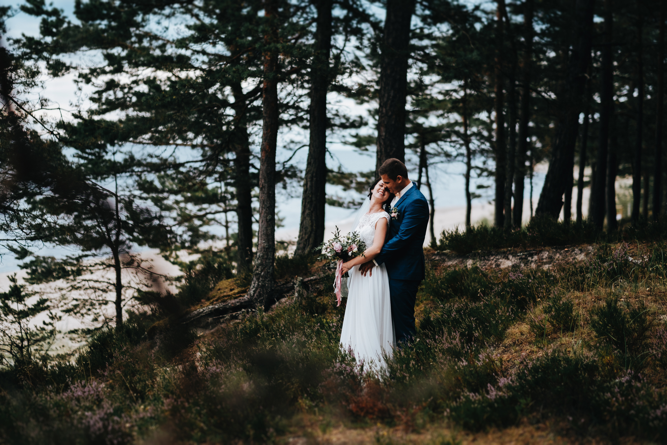 skaista vieta fotosesija kāpās pie jūras. Fotosesija priežu mežā pie jūras.