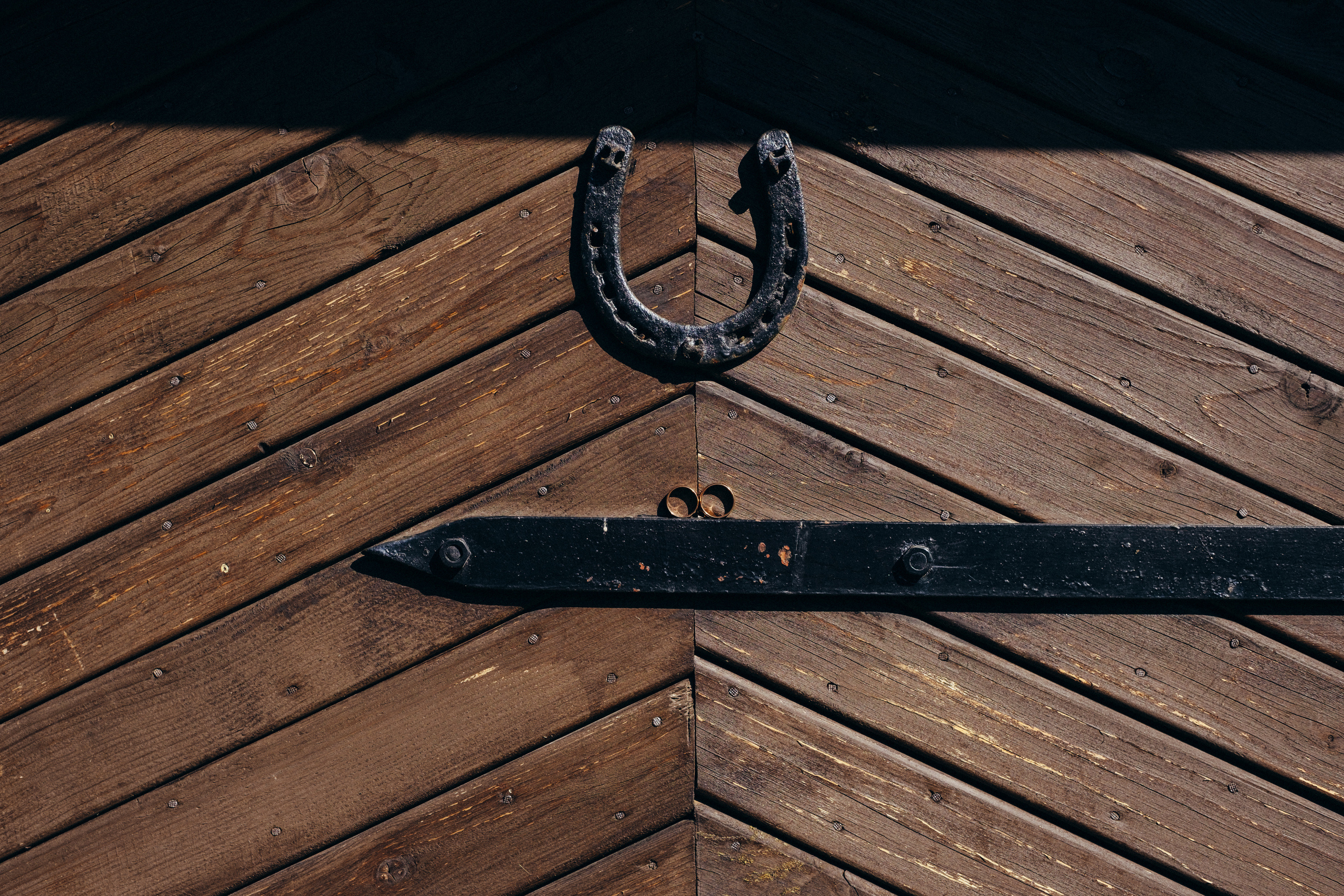 Laimes pakavs pie durvīm un kāzu gredzeni.