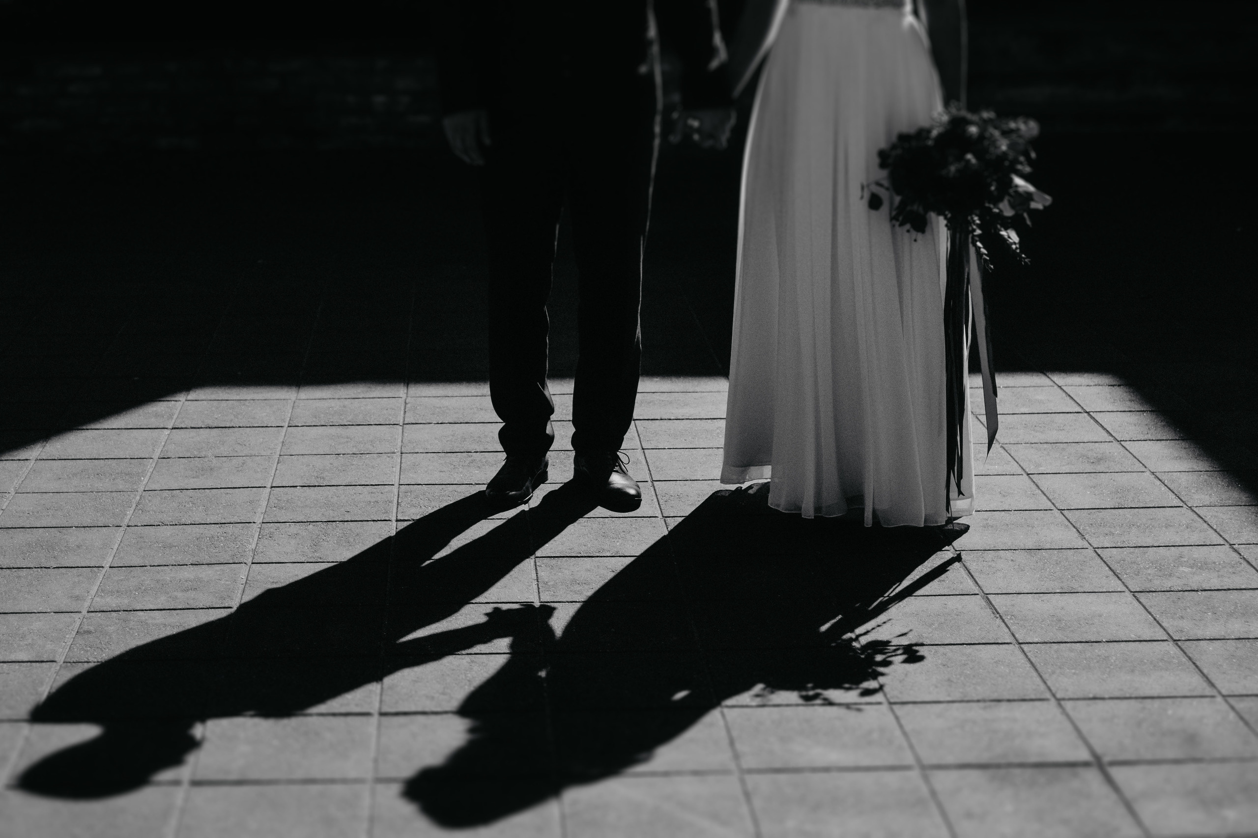 Līgava un līgavainis, kāzu fotosesija. Melnbalts kāzu foto. Labs kāzu fotogrāfs.