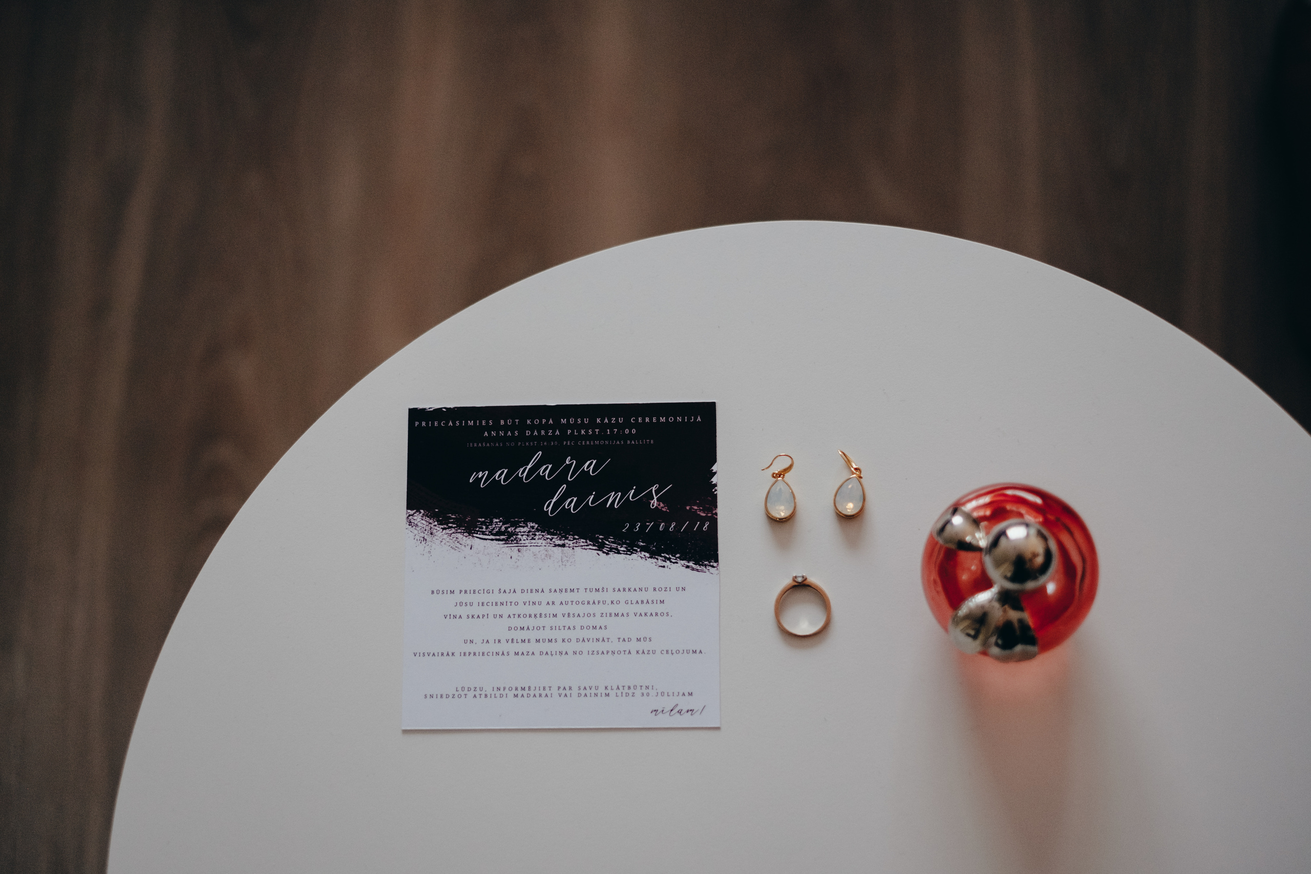 Kāzu dienas detāļas. Līgavas auskari, smaržas, kāzu ielūgums.