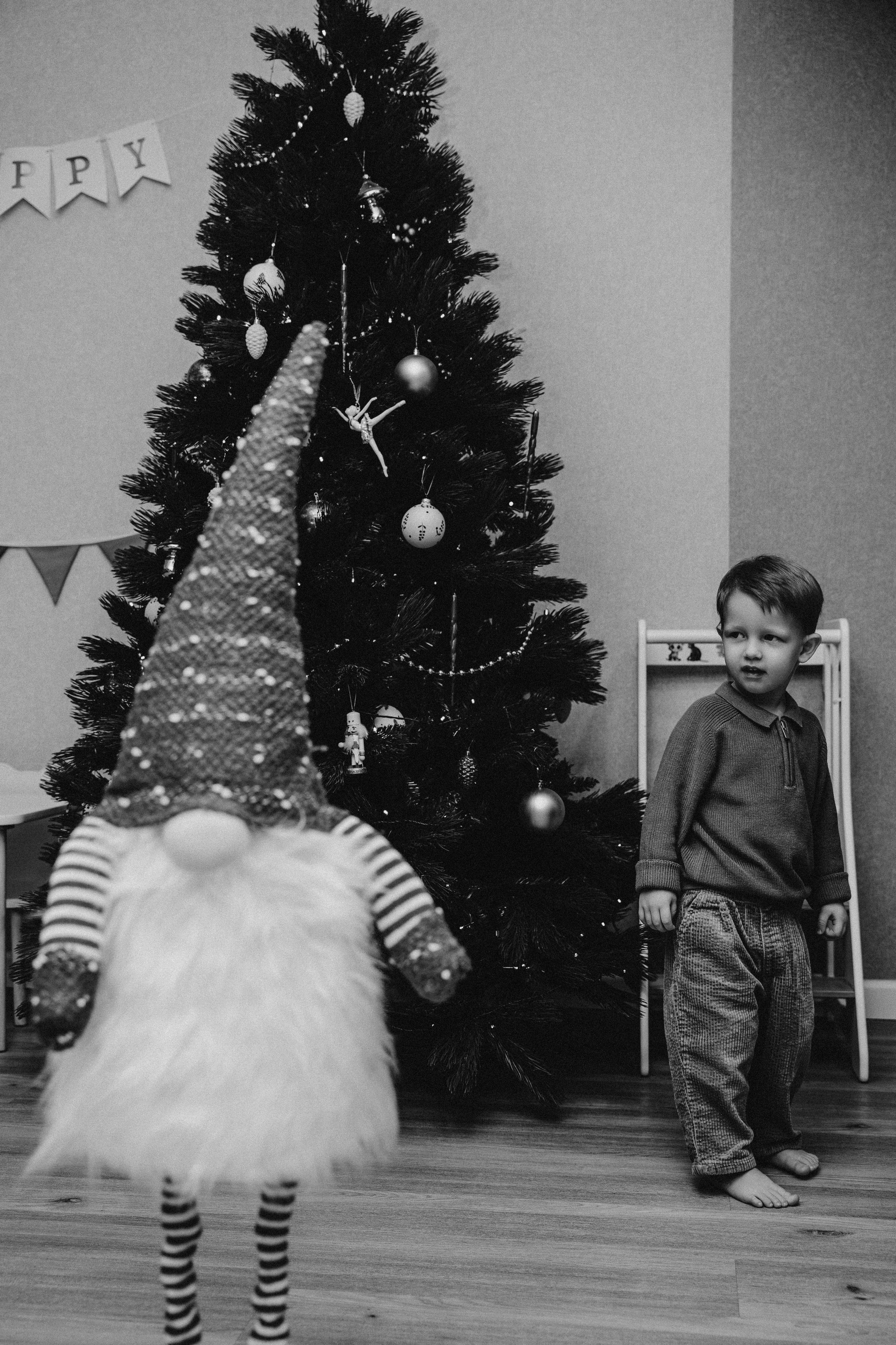 Меня зовут Валерия Азаренко, я свадебный и портретный фотограф. Снимаю в Батуми. Я провожу портретные съёмки, съёмки lovestory, съёмки свадебного дня и семейные. Цены и условия на сайте.